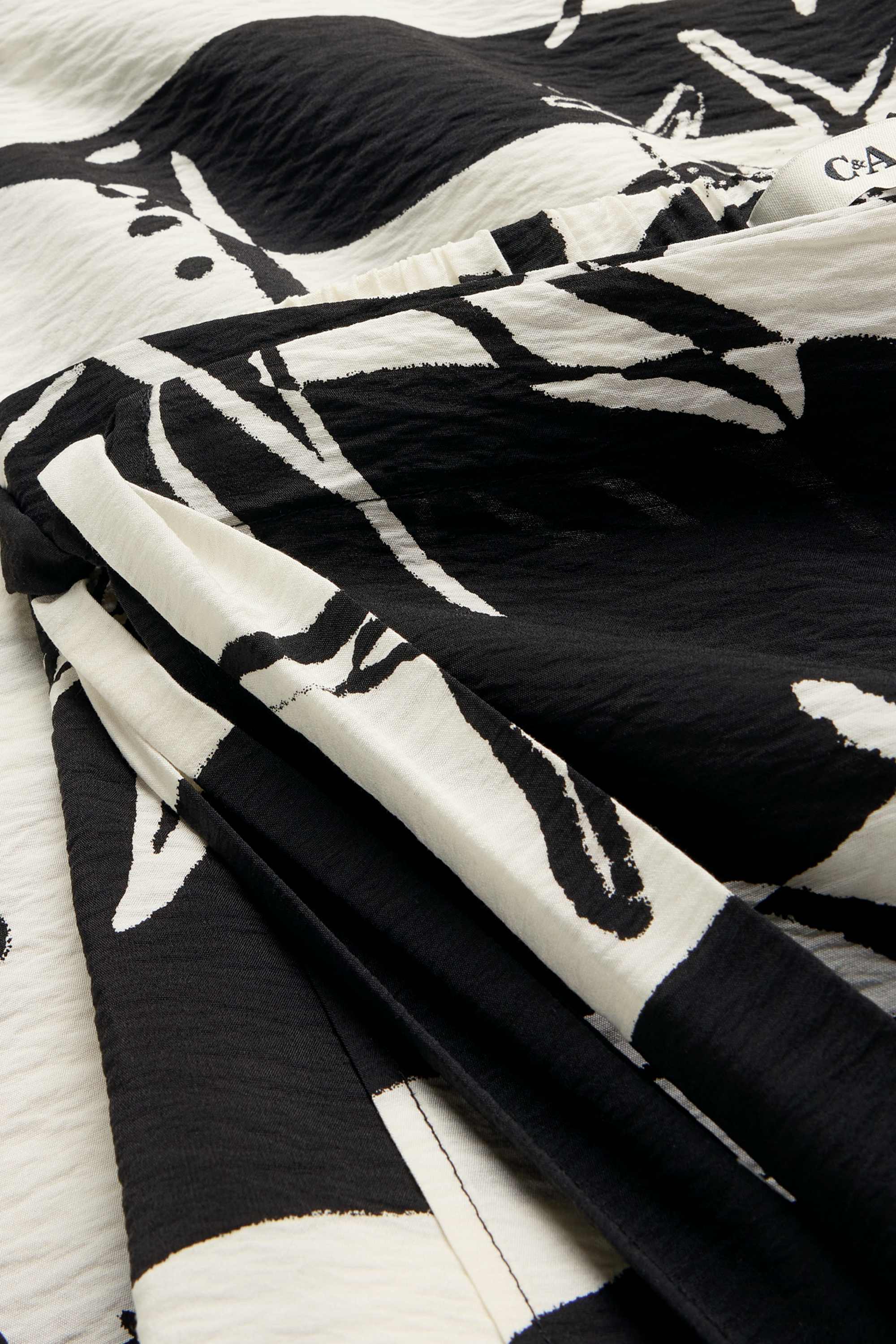 Sarong - patterned - textured white / black
