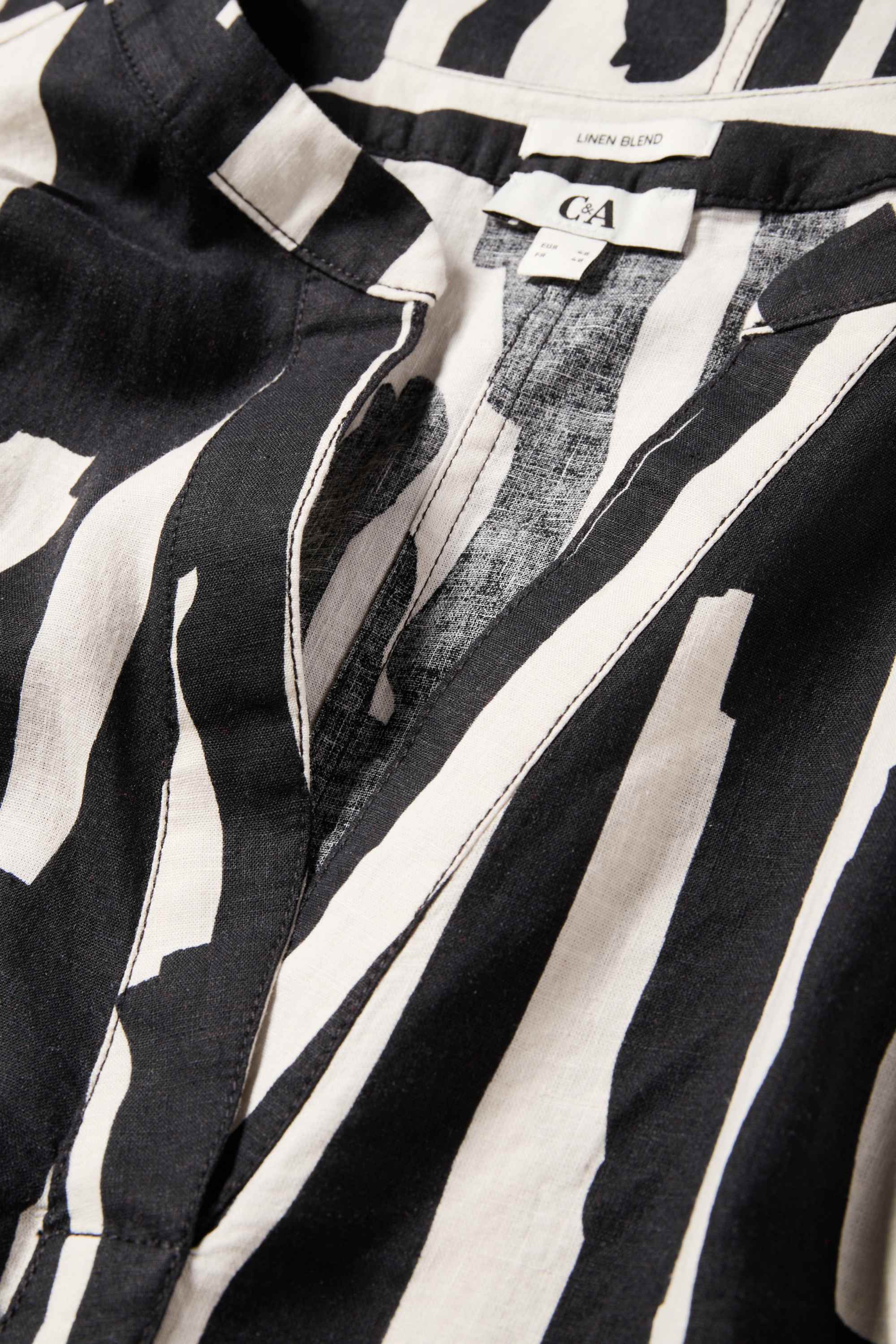 V-neck blouse - linen blend - patterned black / beige