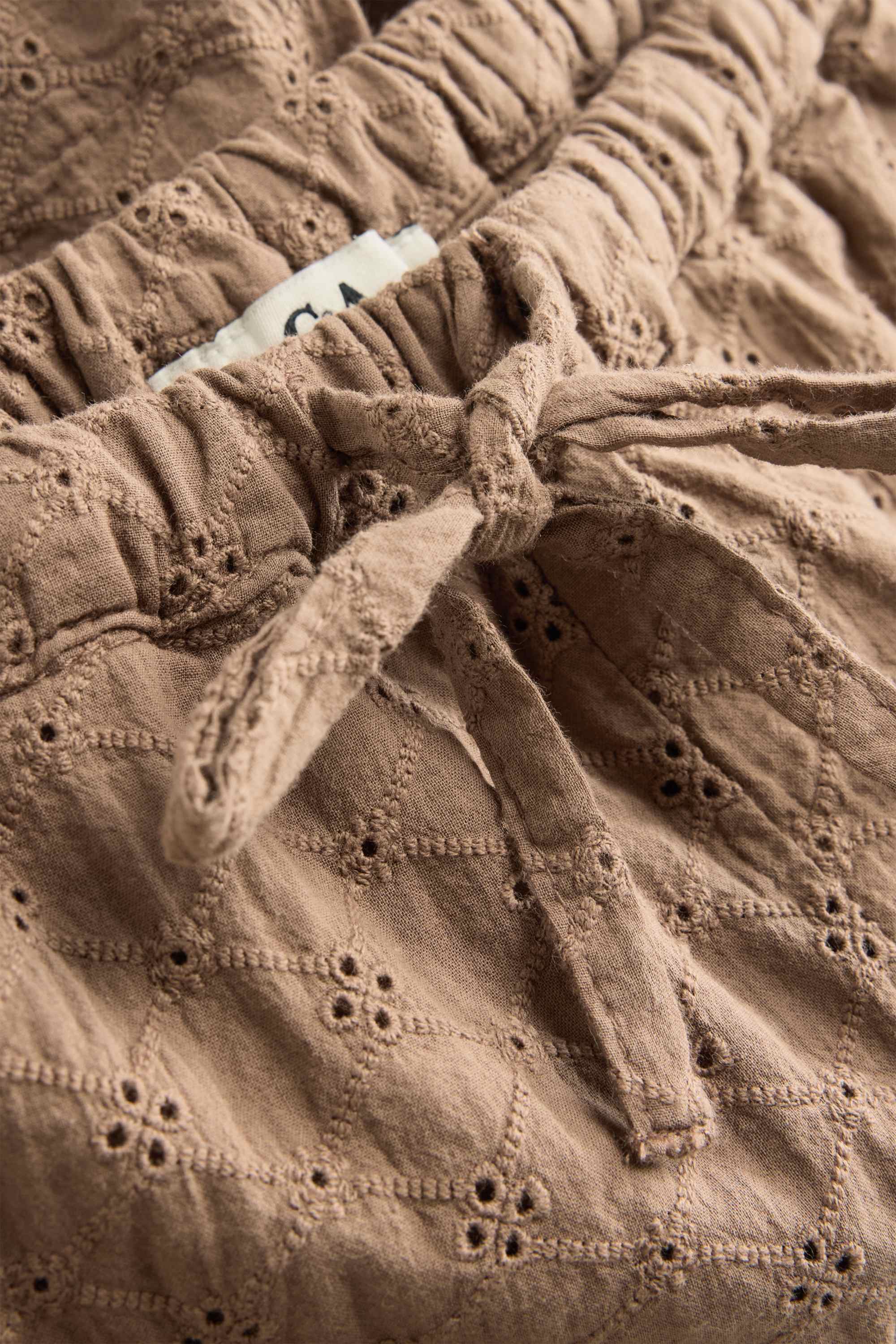 Shorts - mid-rise waist - broderie anglaise light brown