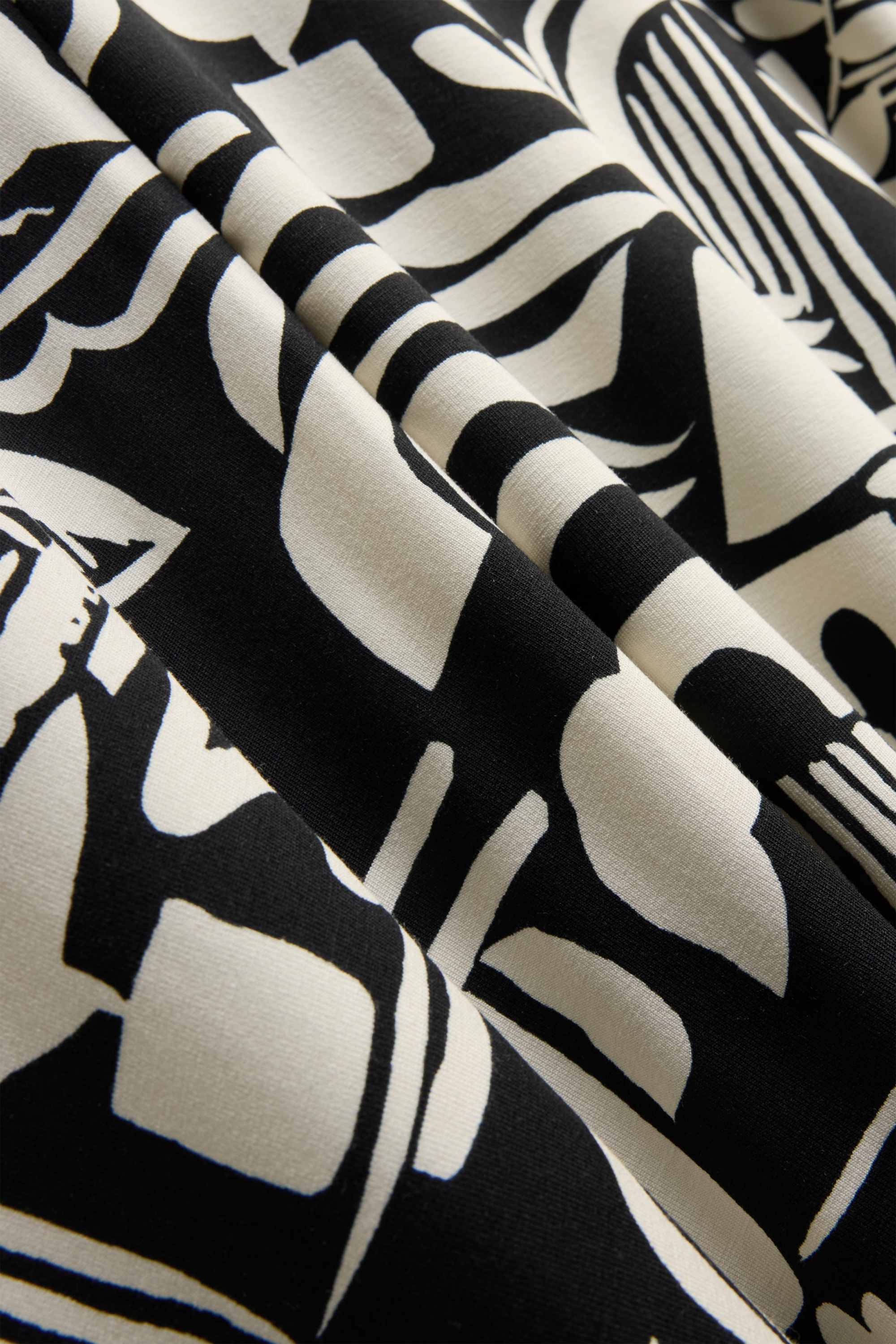 V-neck top - patterned white / black