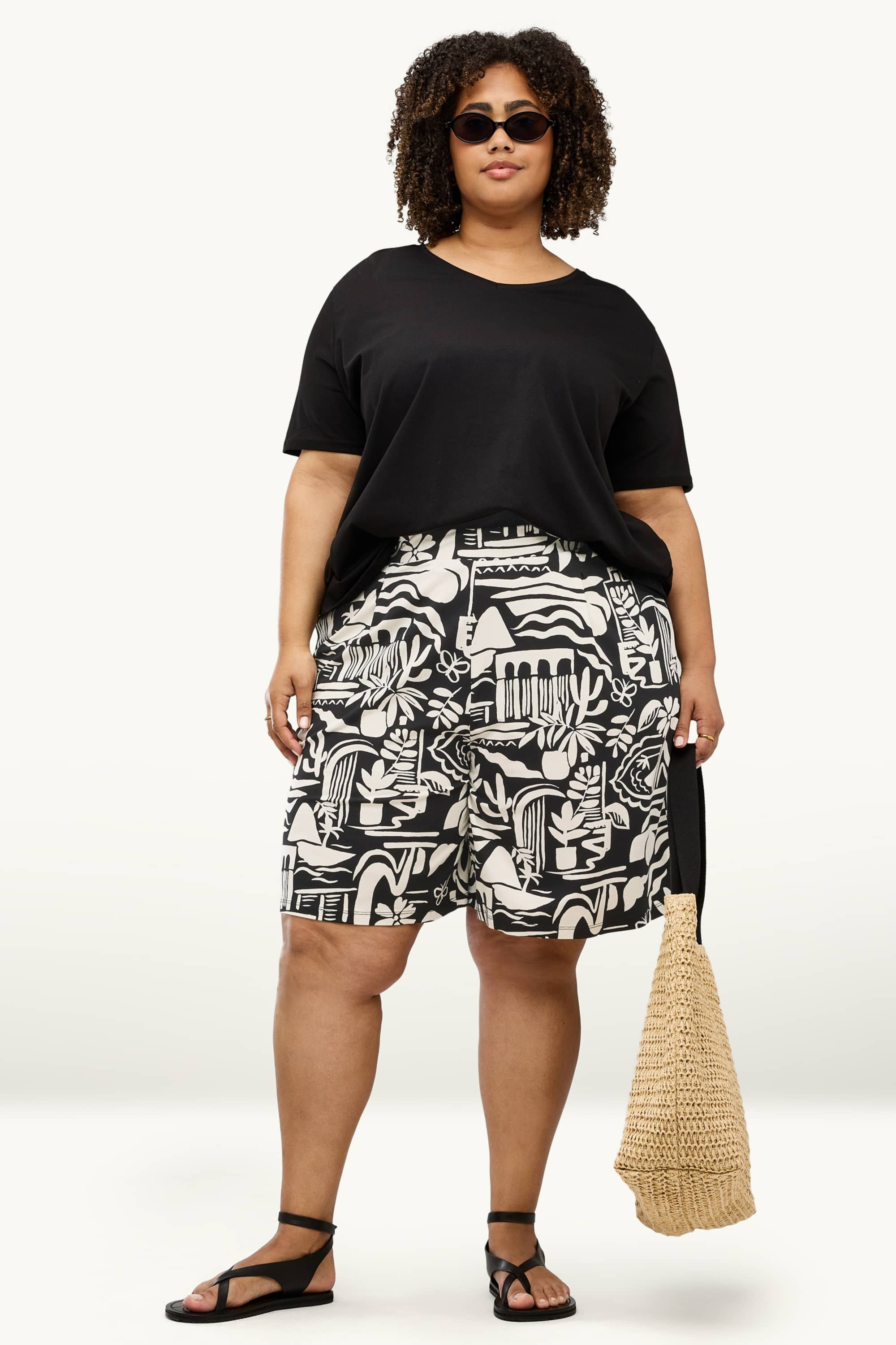Shorts - mid-rise waist - patterned white / black