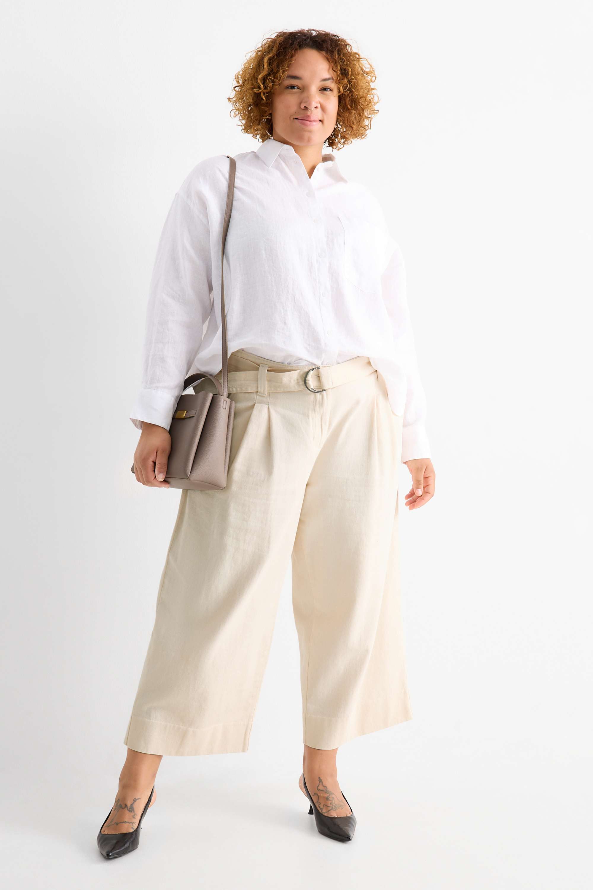 Cropped cloth trousers with belt - high-rise waist - wide leg light beige