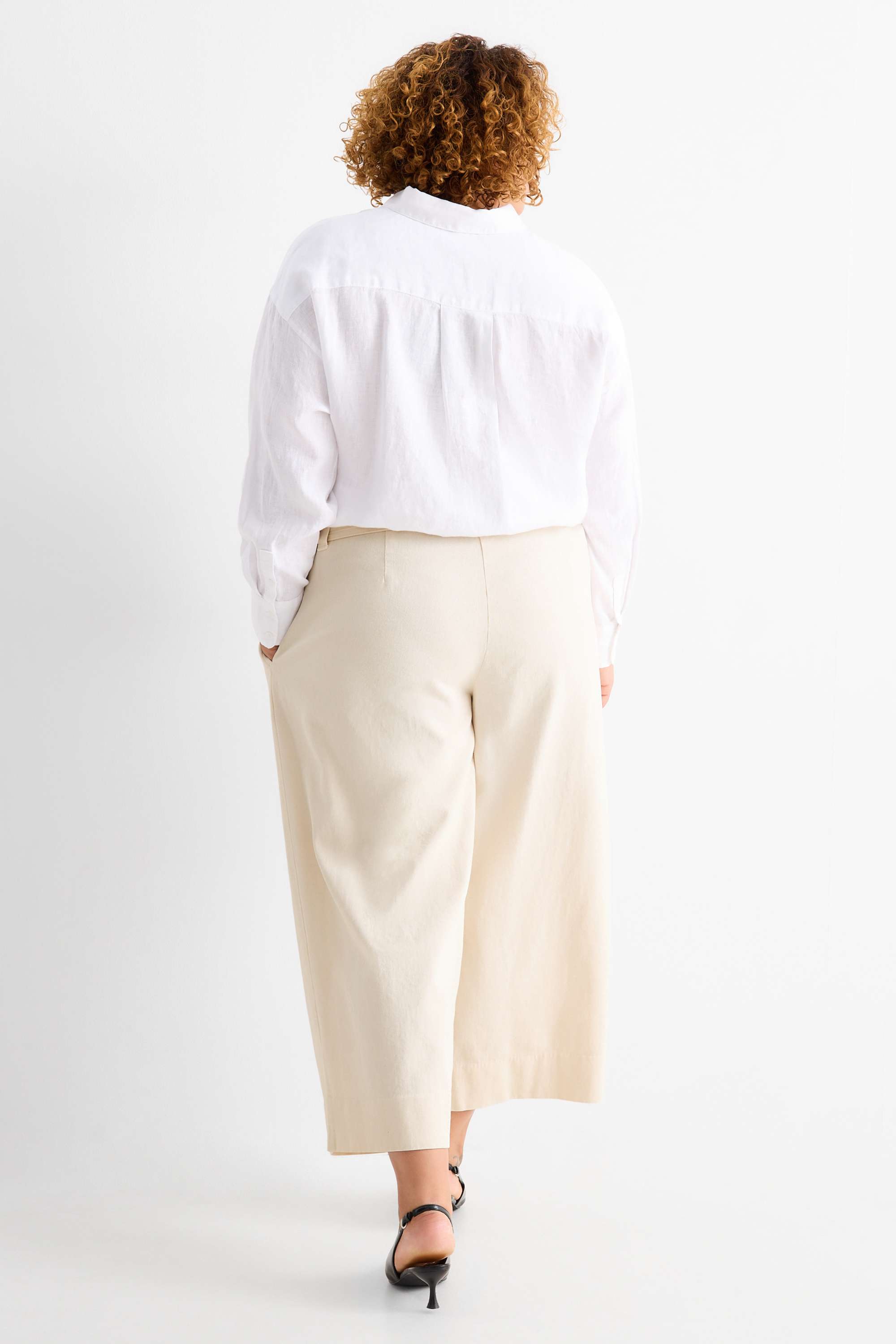 Cropped cloth trousers with belt - high-rise waist - wide leg light beige