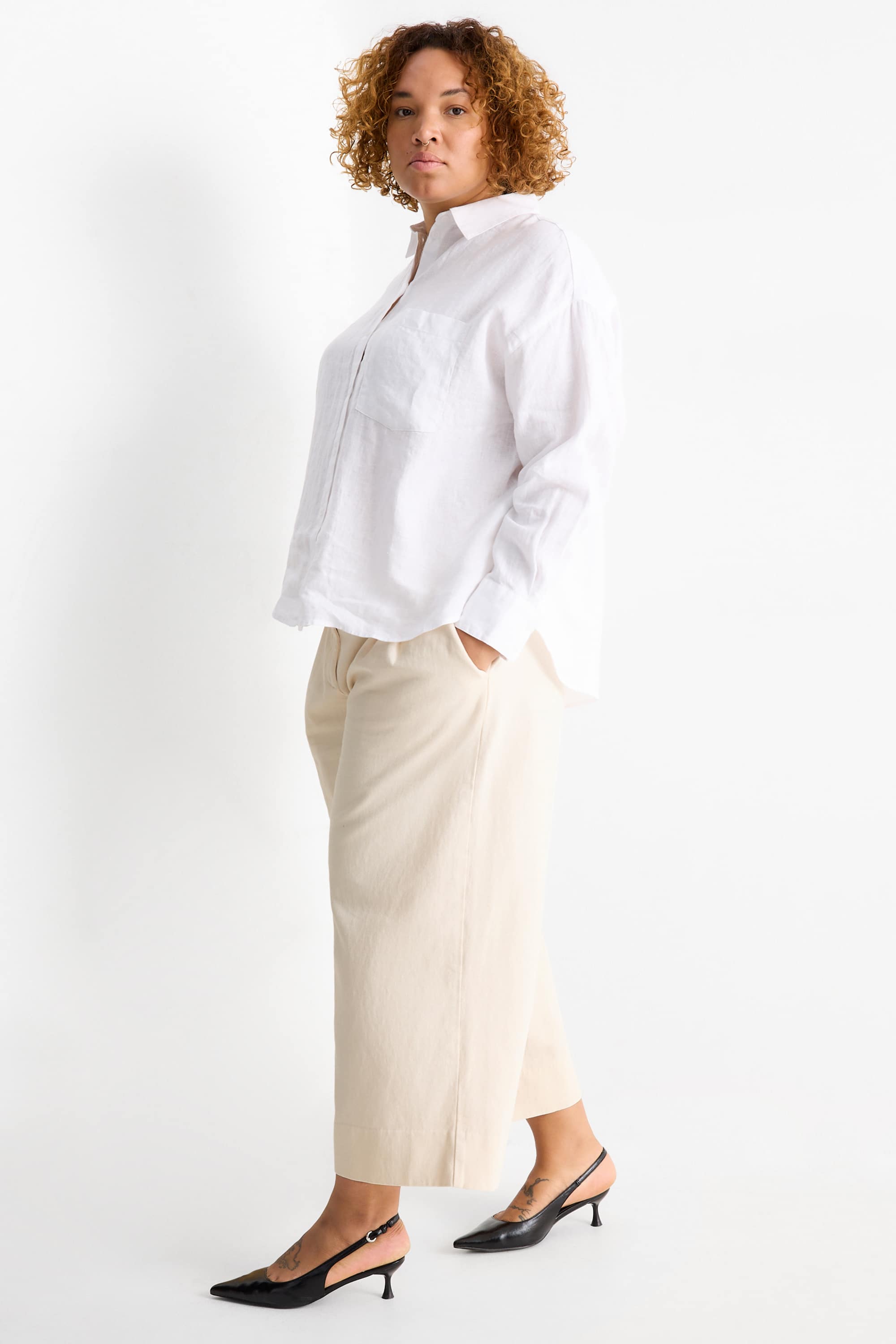 Cropped cloth trousers with belt - high-rise waist - wide leg light beige