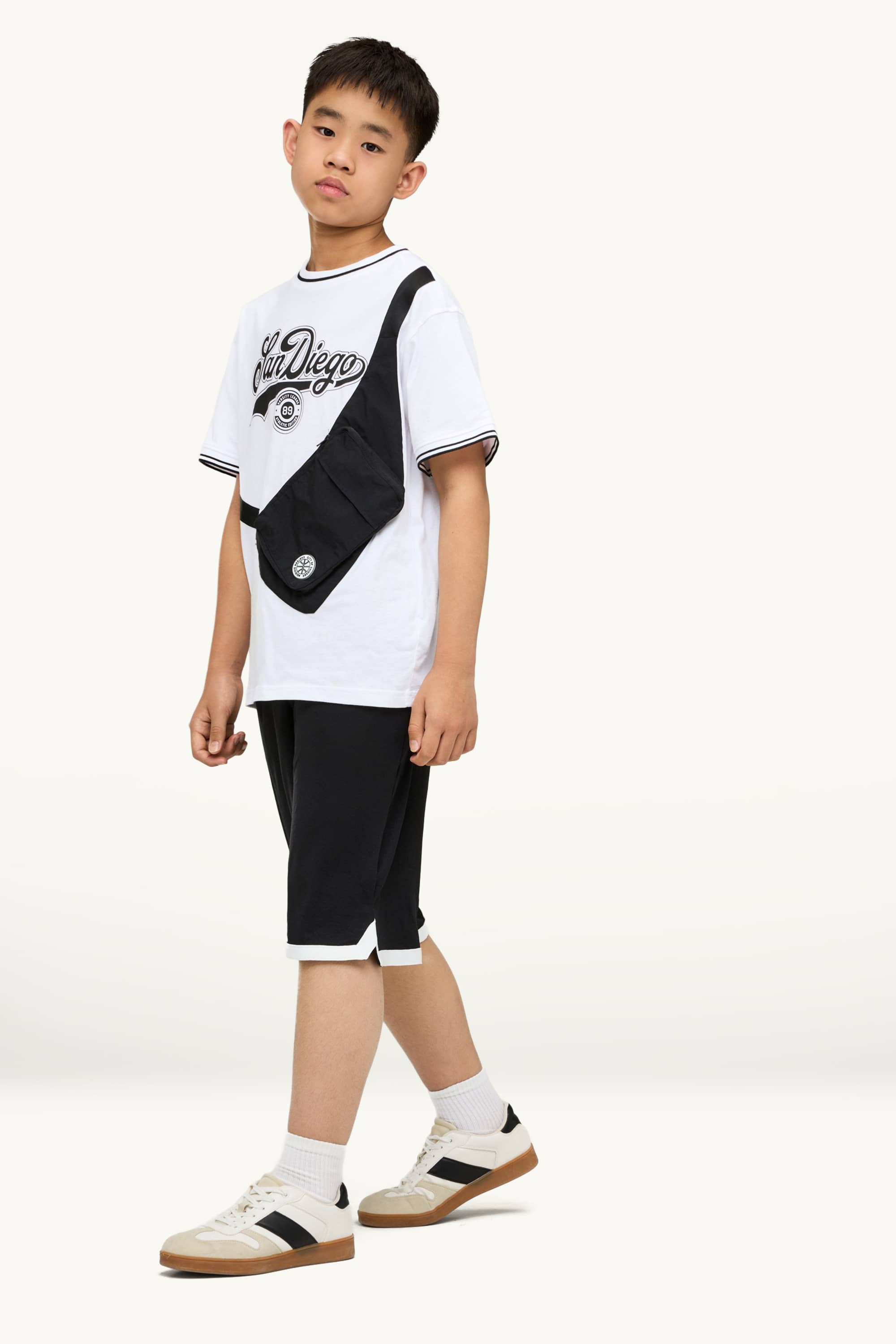Set - short sleeve T-shirt with appliquéd bag and shorts black / white