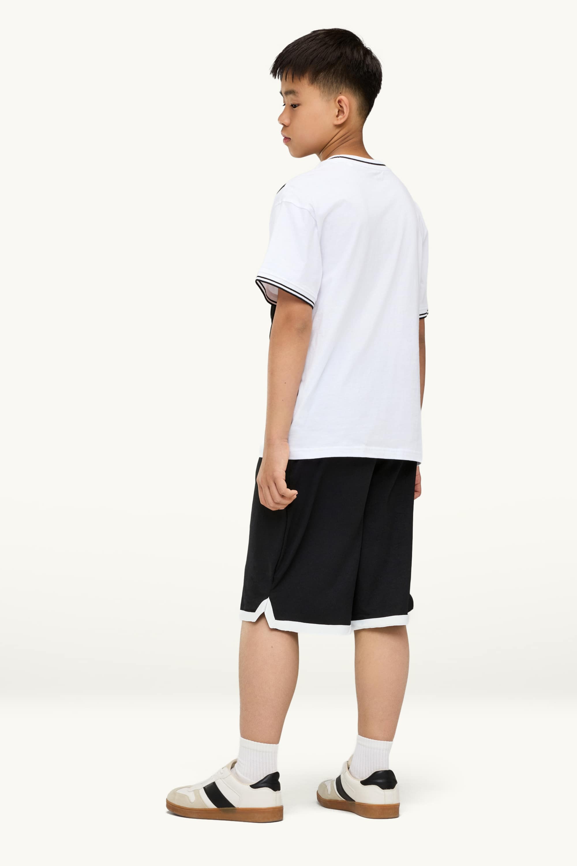 Set - short sleeve T-shirt with appliquéd bag and shorts black / white