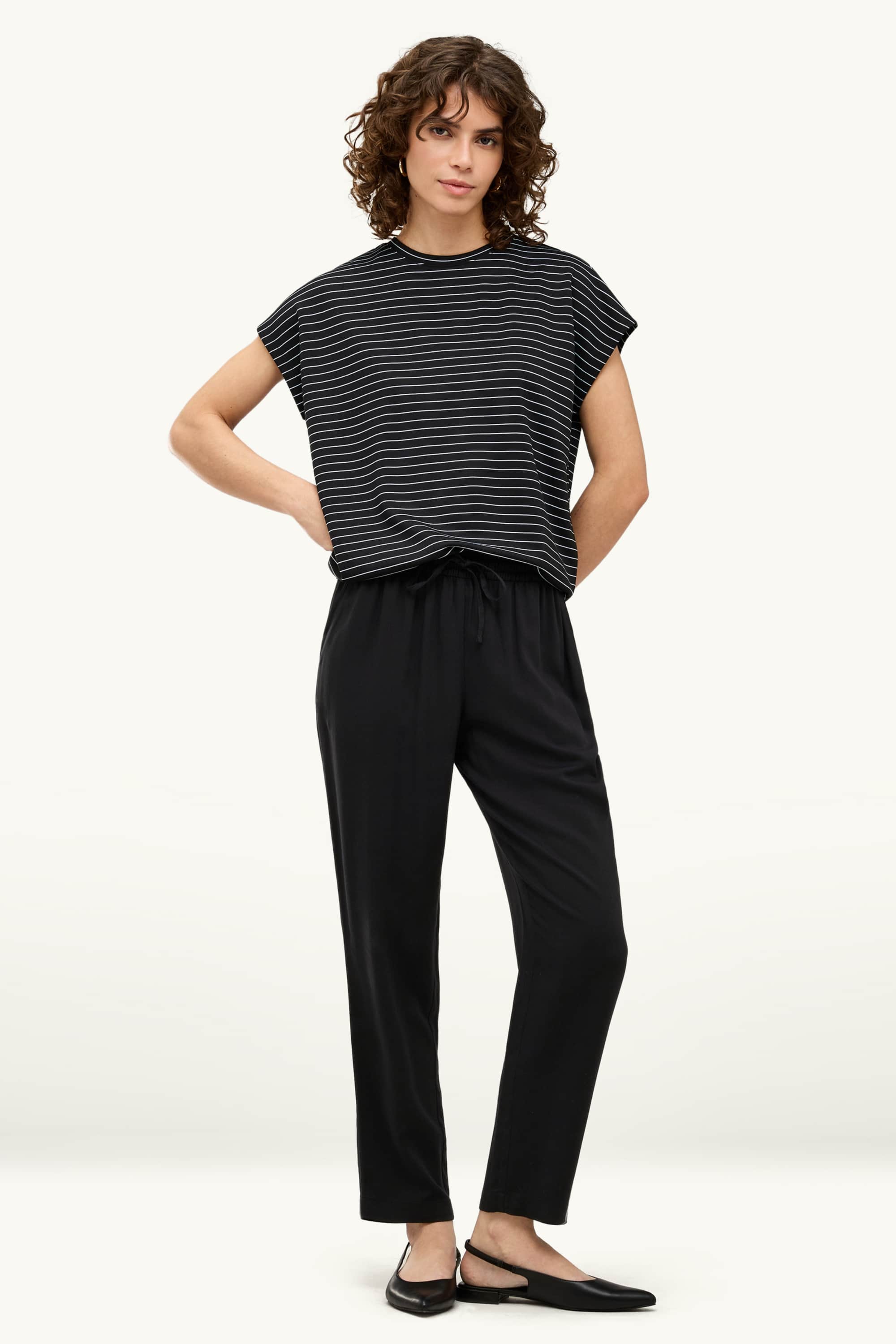 Cloth trousers - mid-rise waist - tapered fit black