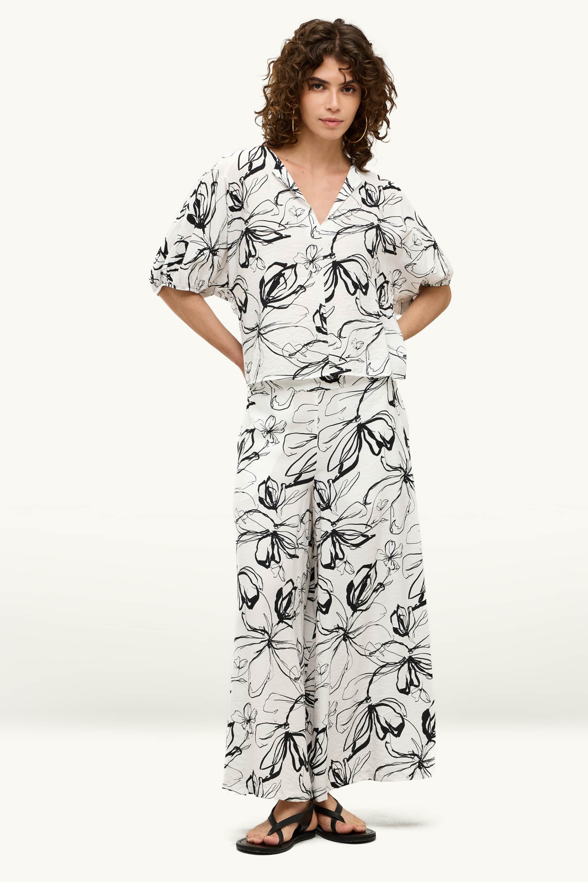 Cropped cloth trousers - high waist - palazzo - floral white / black