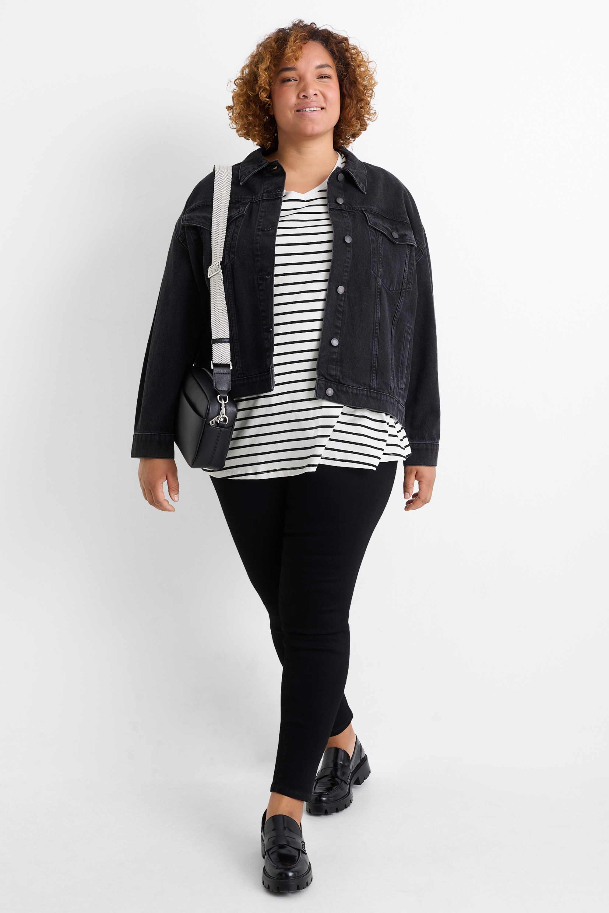 V-neck T-shirt- striped black / white (5)