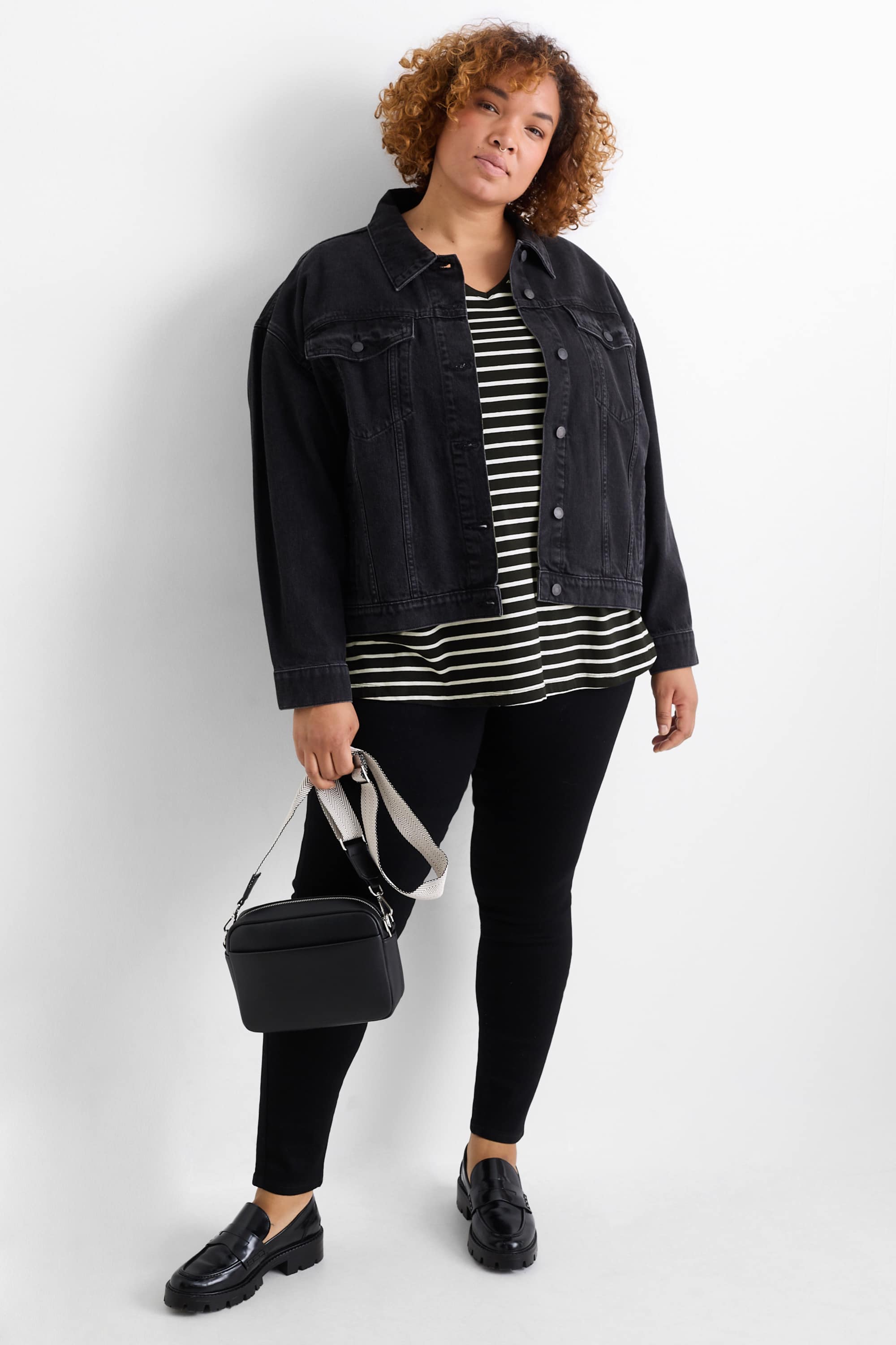 V-neck T-shirt- striped black / white (6)