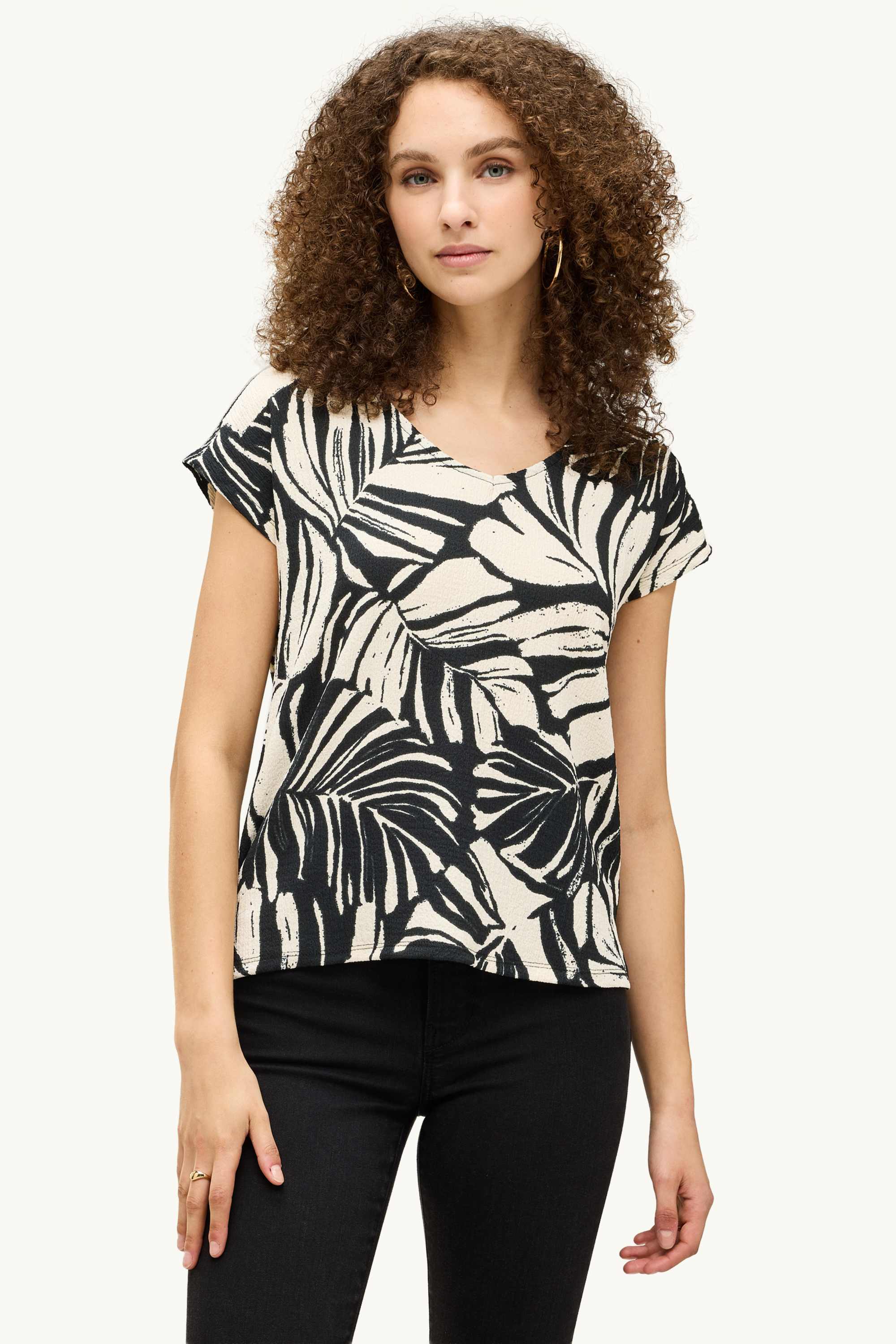 V-neck T-shirt - regular fit- patterned black