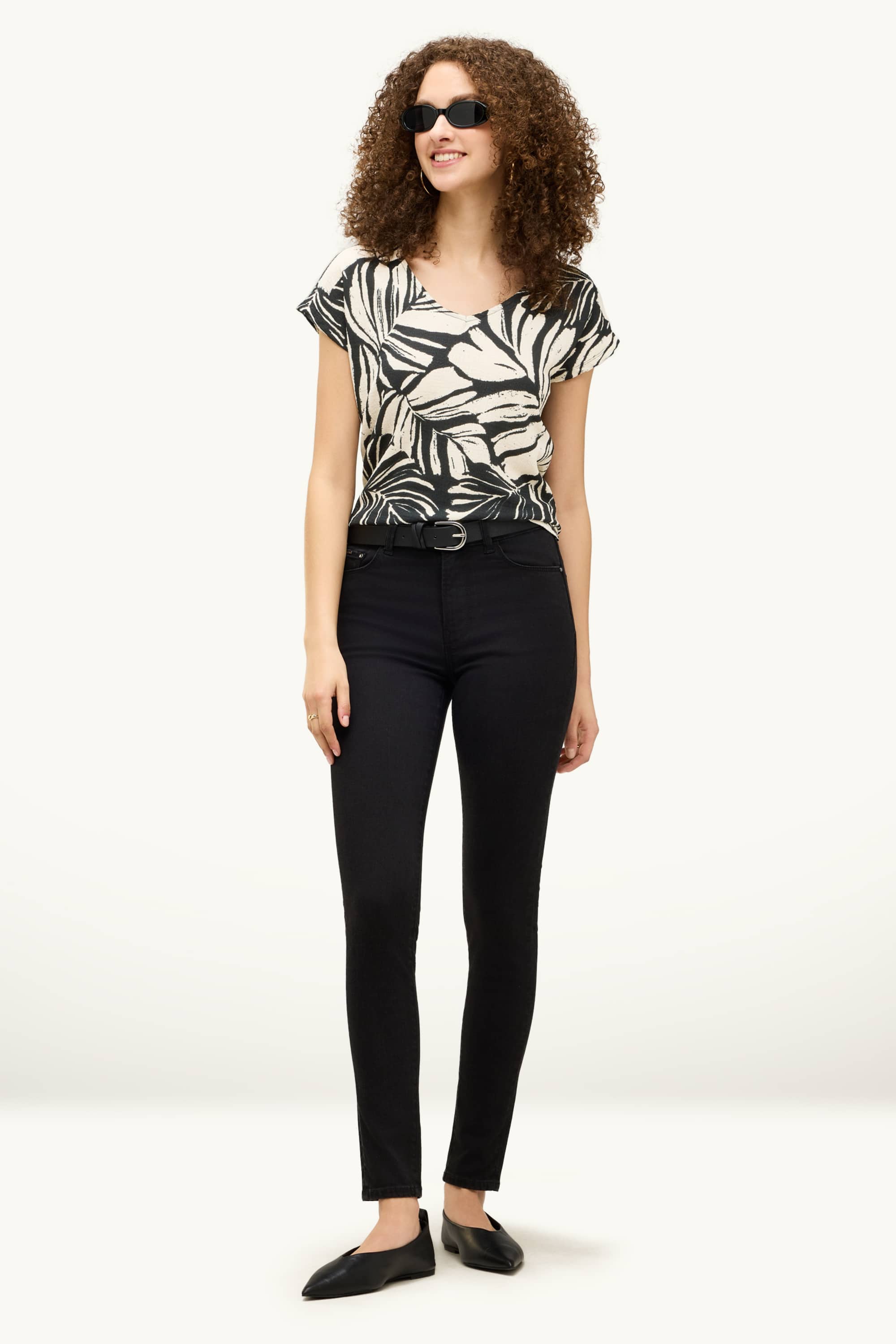V-neck T-shirt - regular fit- patterned black