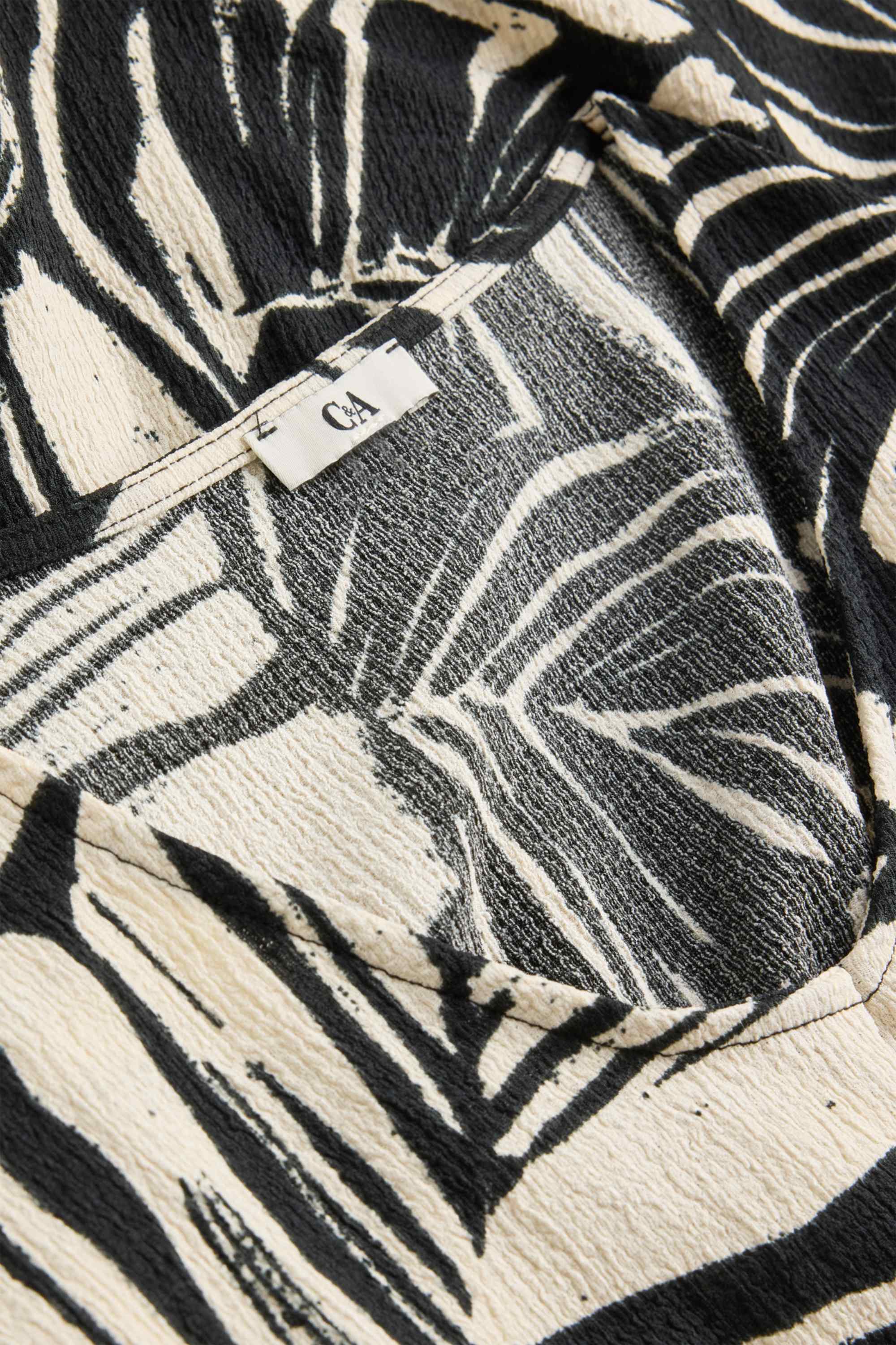 V-neck T-shirt - regular fit- patterned black