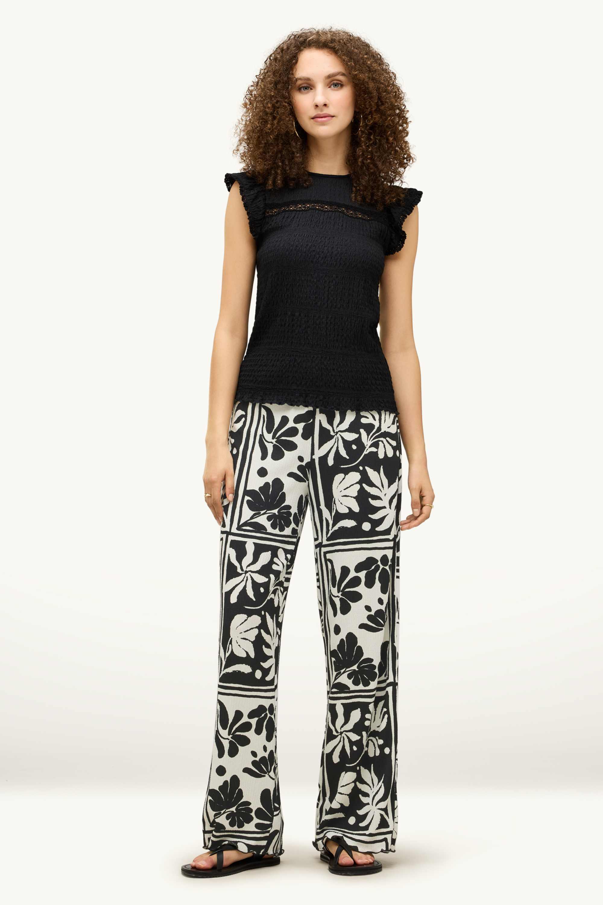 Cloth trousers - high-rise waist - straight fit - floral white / black