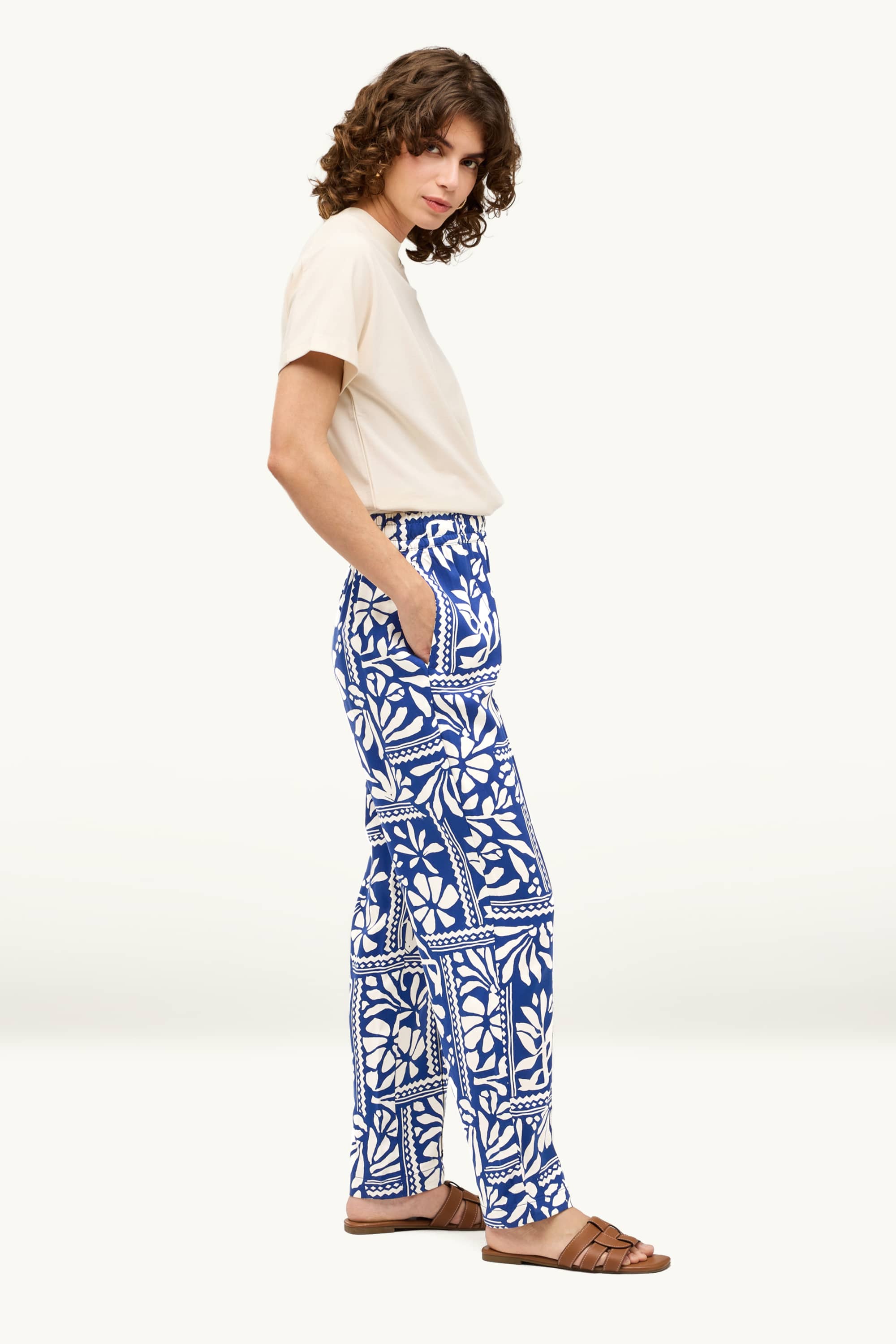 Cloth trousers - mid-rise waist - straight fit - patterned white / blue