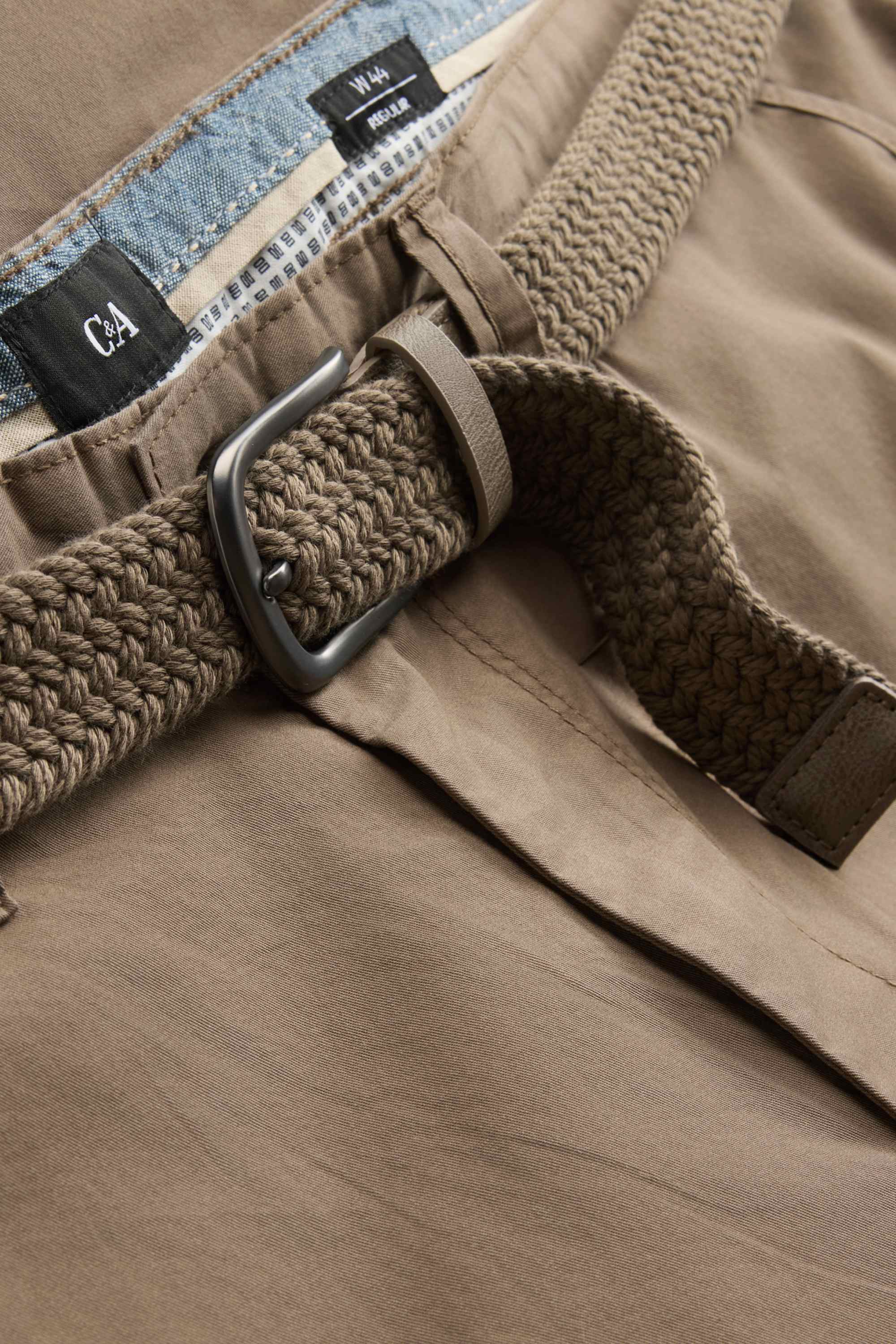 Cargo shorts with belt brown