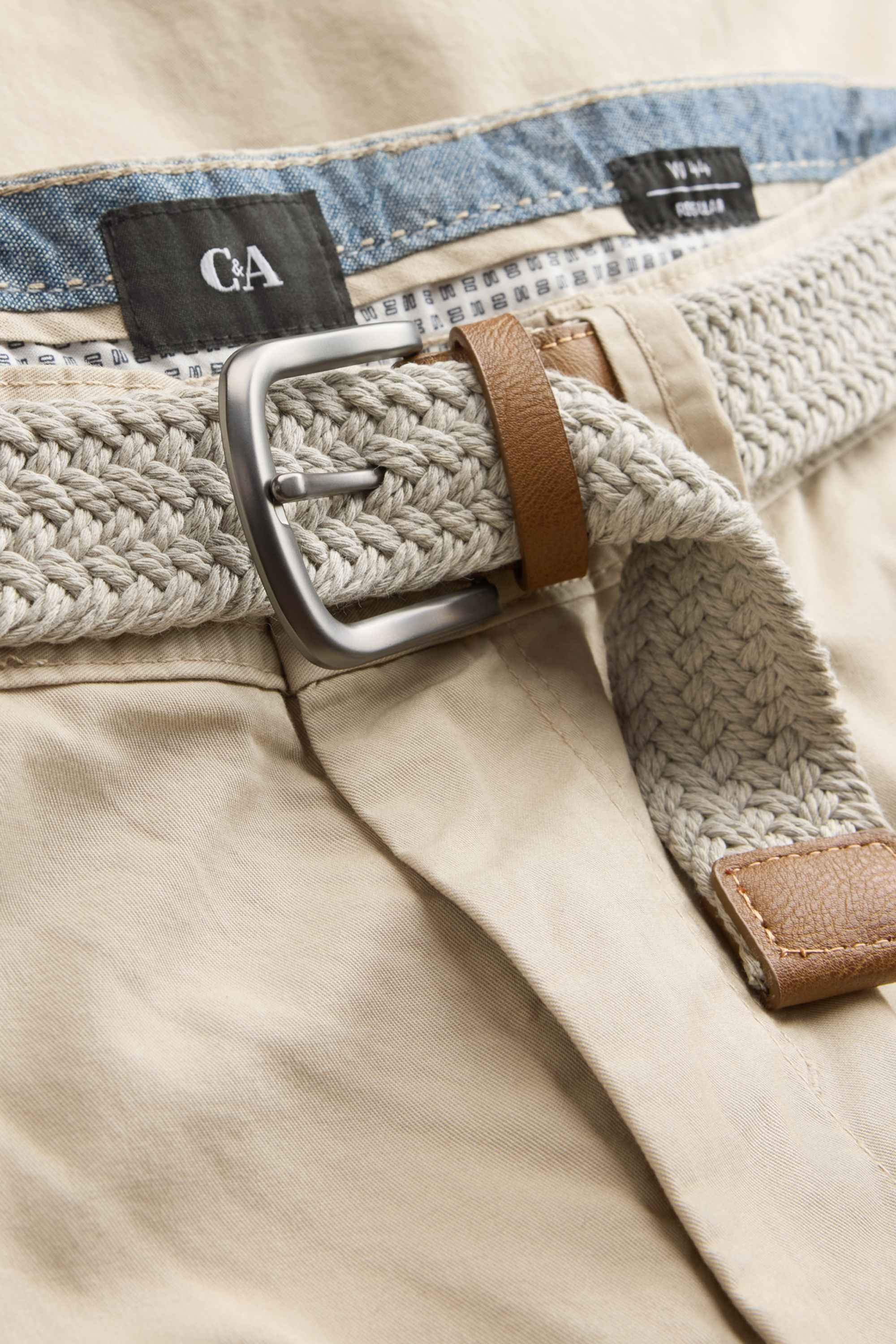 Cargo shorts with belt creme