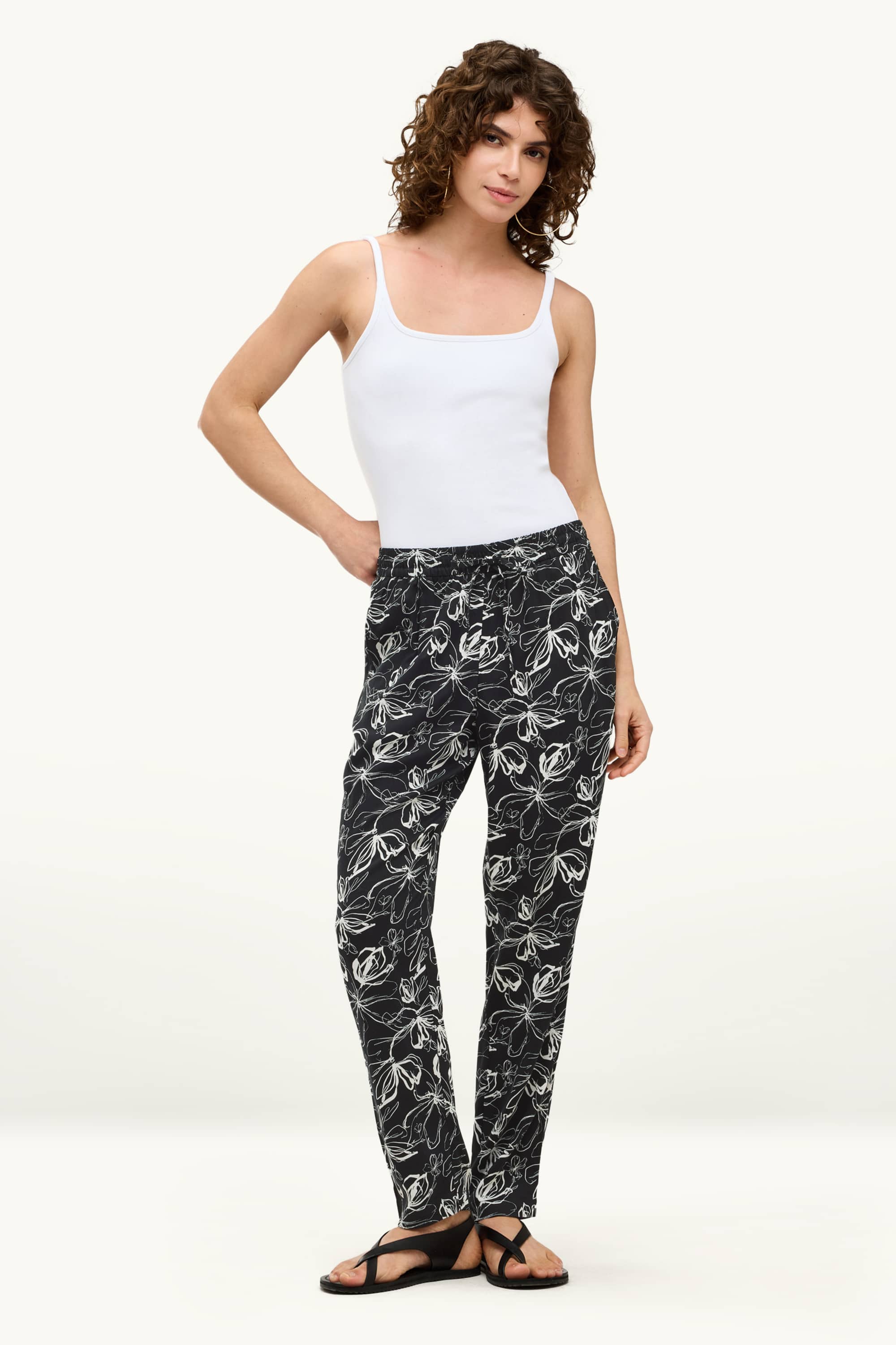 Cloth trousers - mid-rise waist - tapered fit - floral white / black