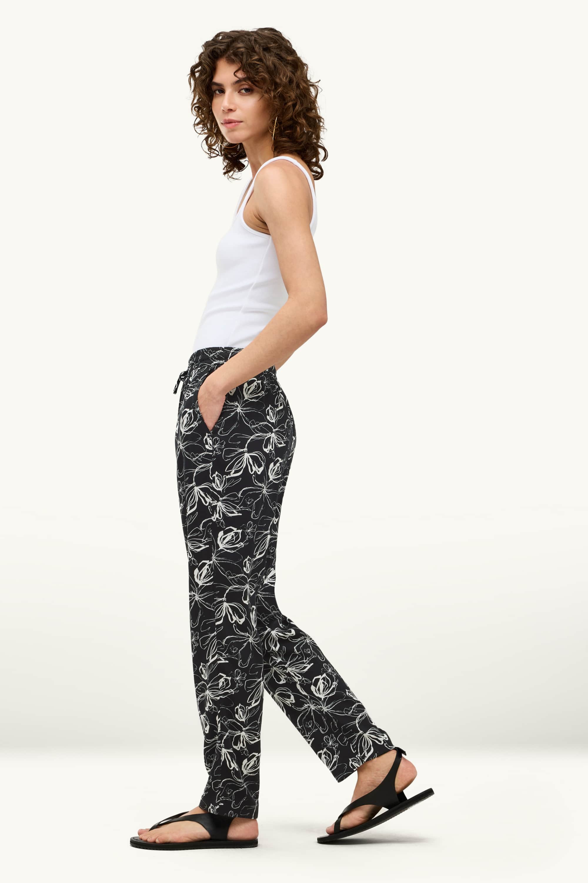 Cloth trousers - mid-rise waist - tapered fit - floral white / black