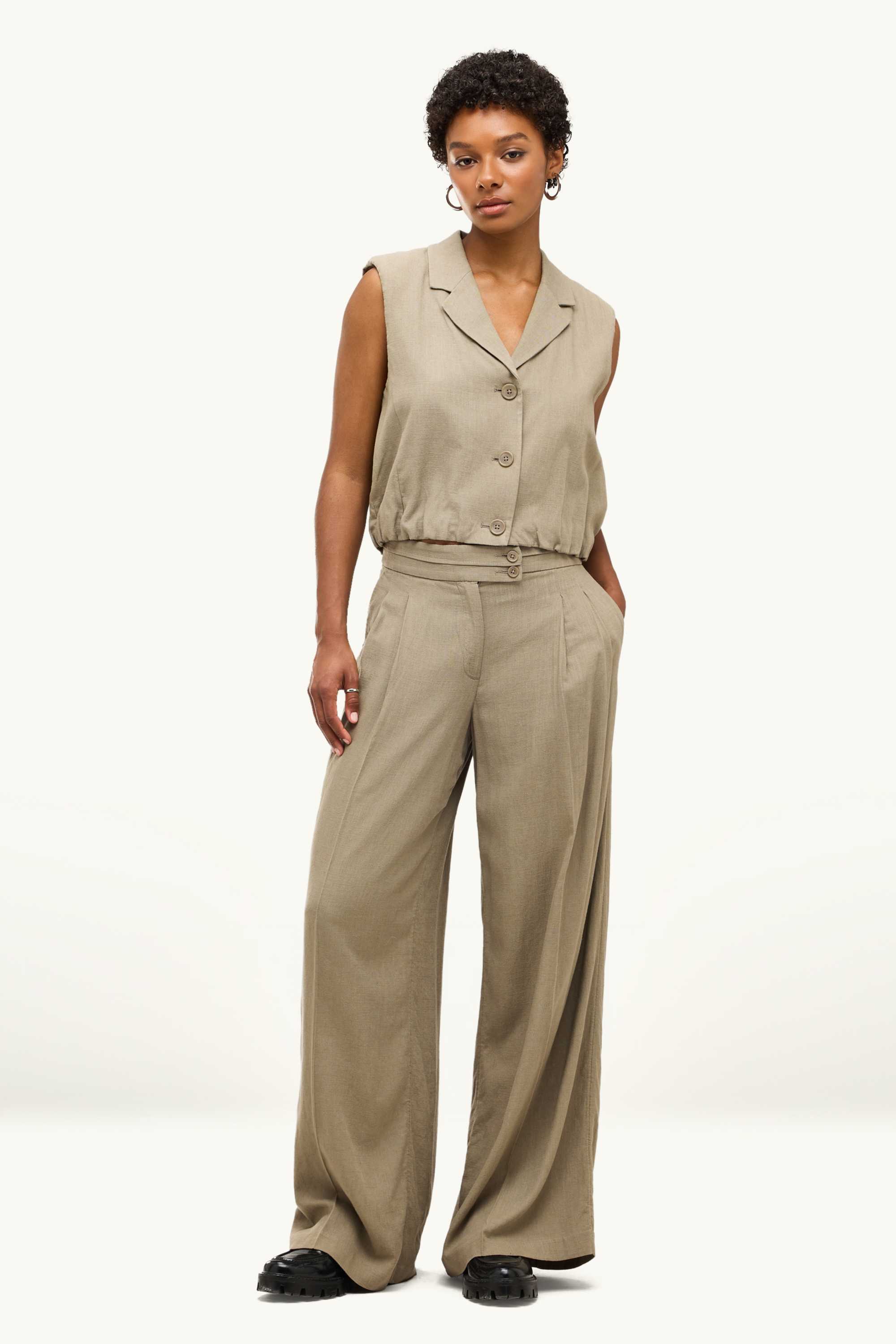 Cloth trousers - mid-rise waist - wide leg khaki