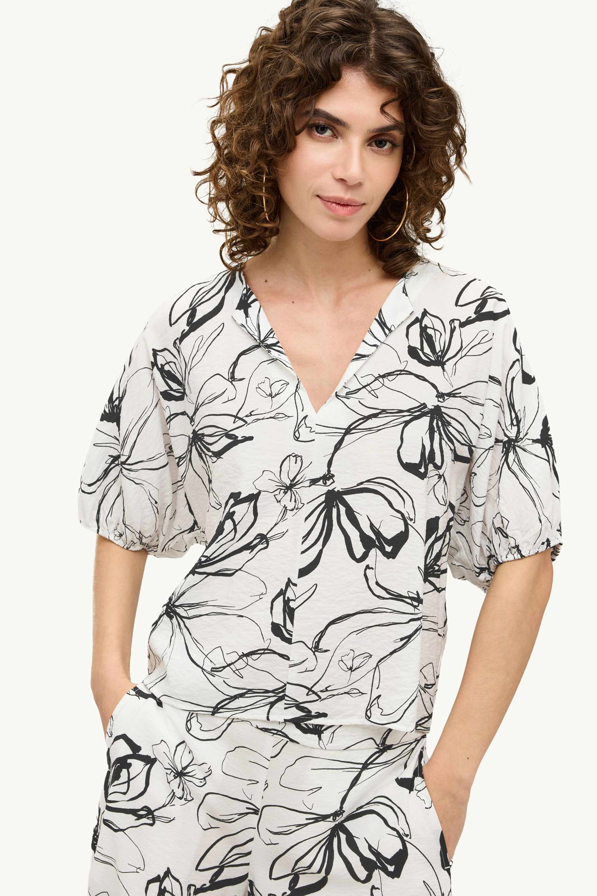 V-neck blouse - floral white / black
