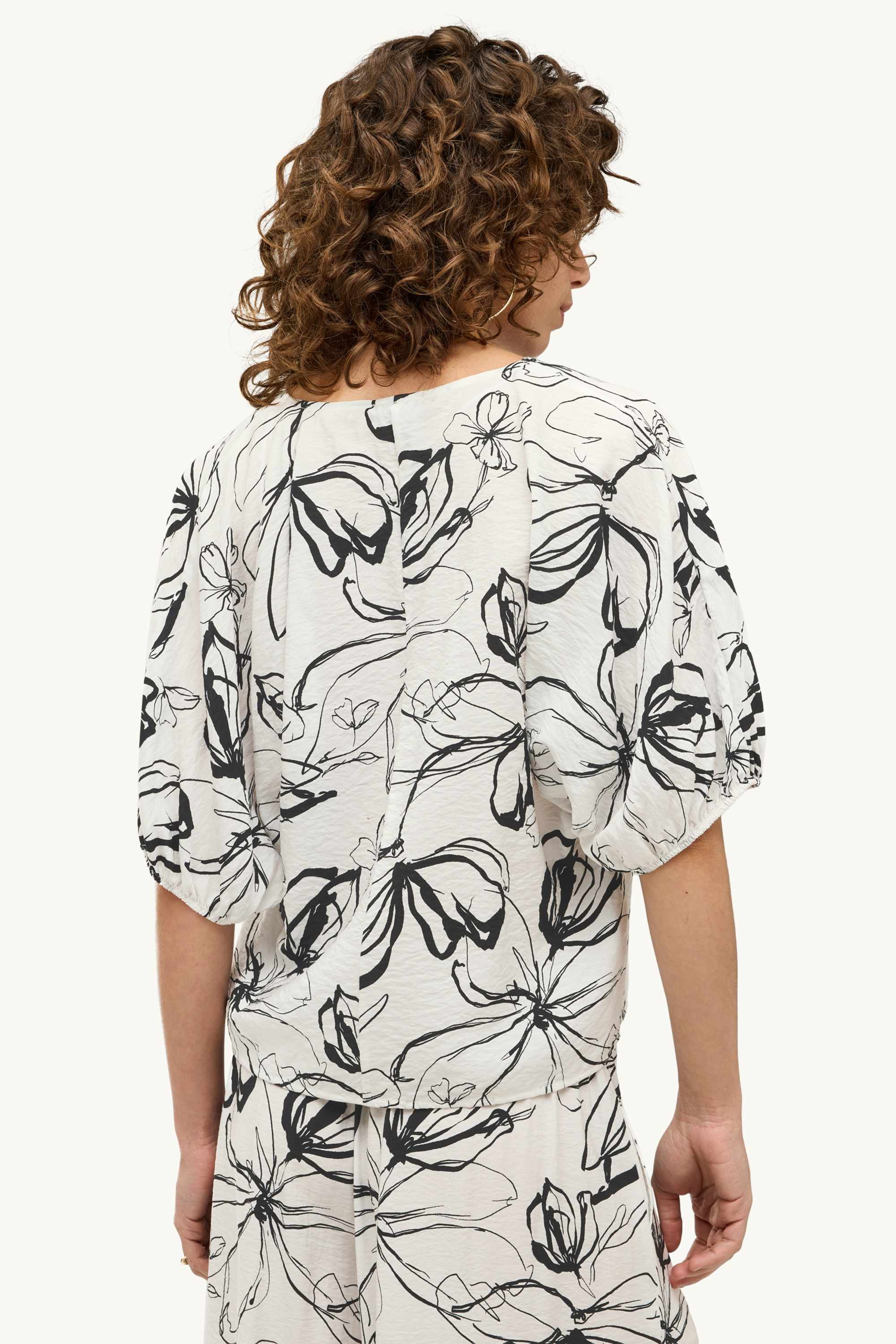 V-neck blouse - floral white / black