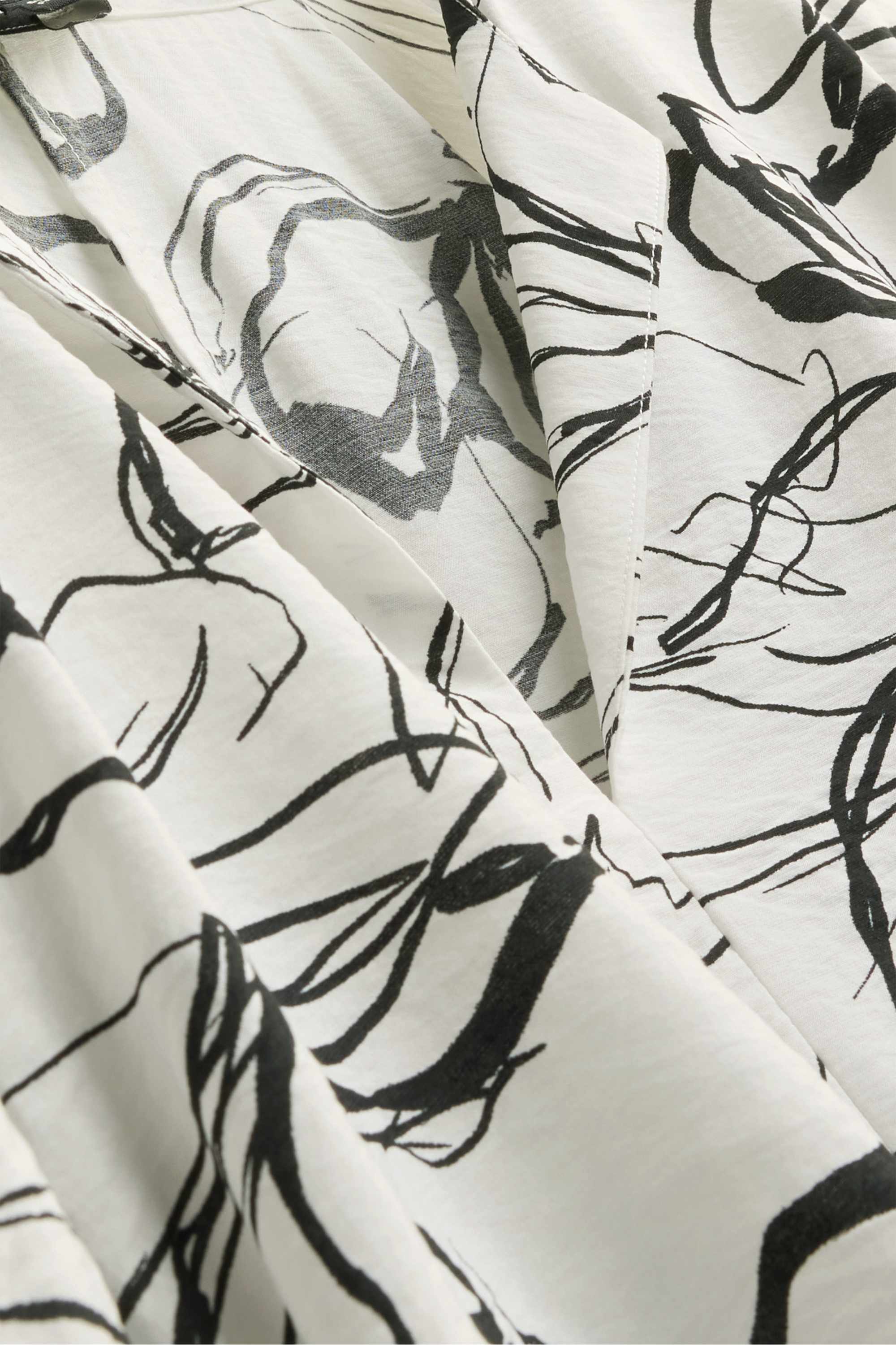V-neck blouse - floral white / black