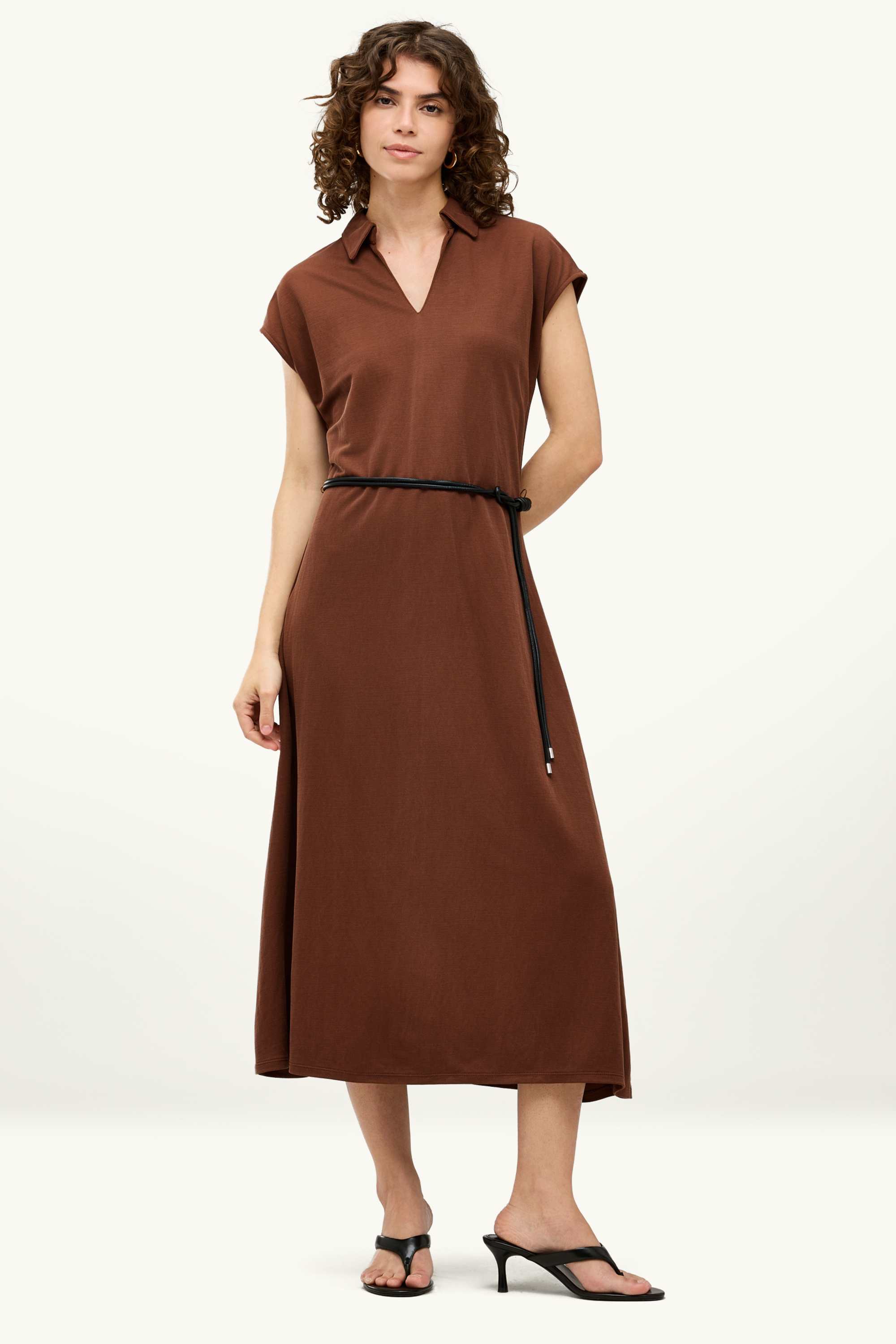 Fit & flare dress with belt and V-neck brown