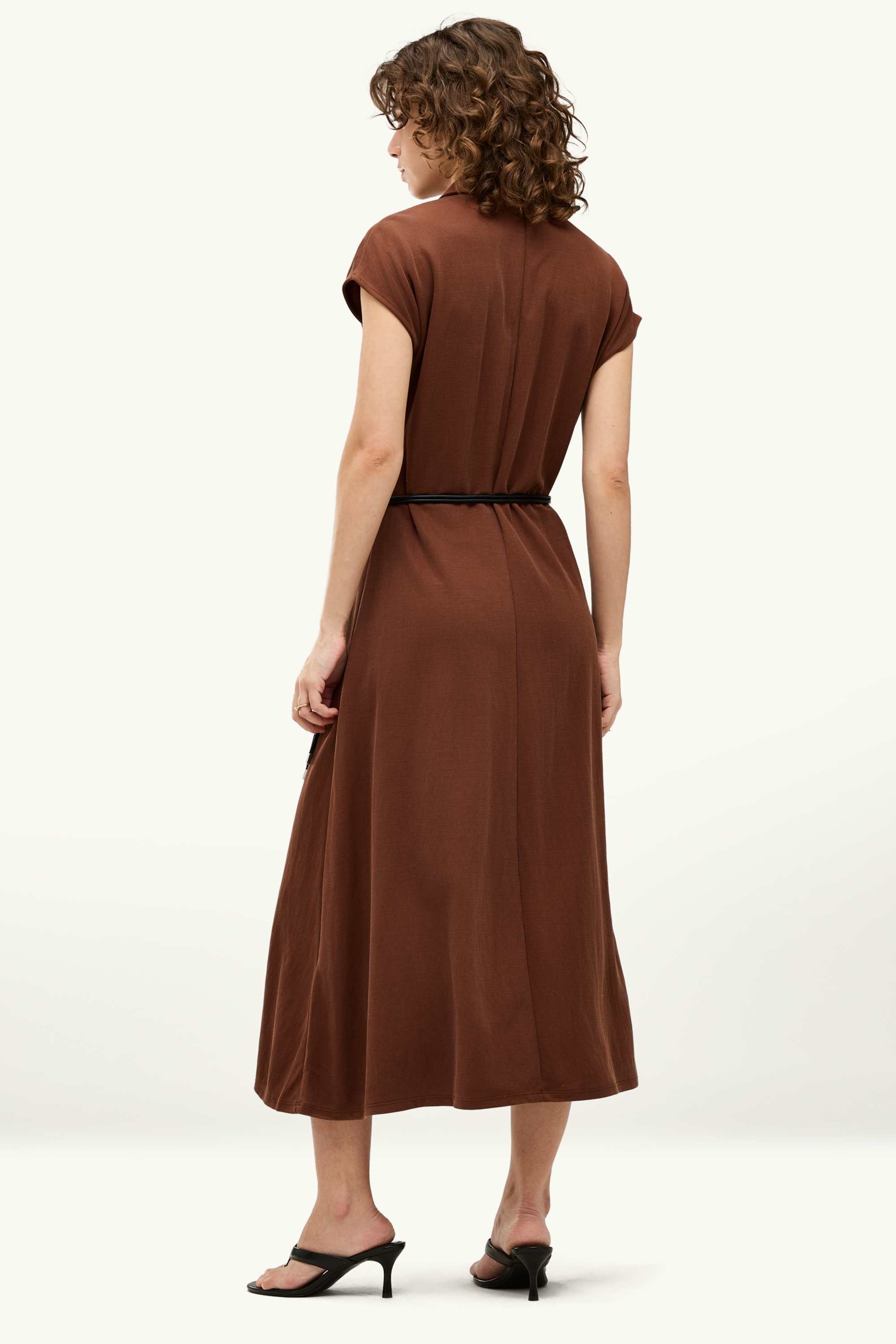 Fit & flare dress with belt and V-neck brown