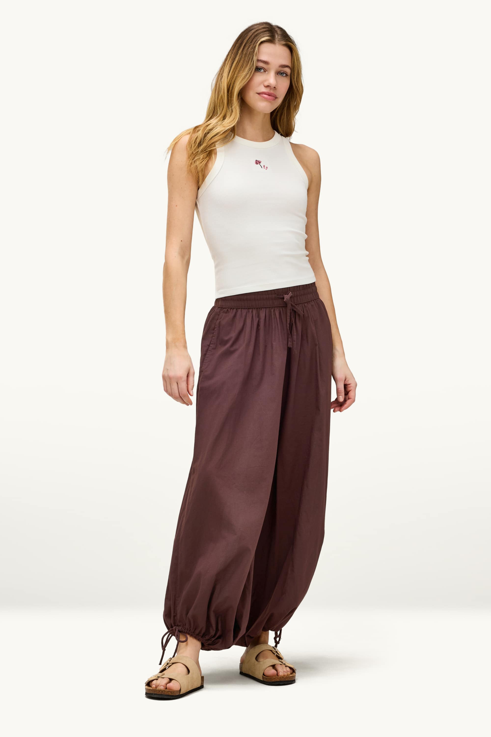 Harem trousers - mid-rise waist - balloon leg brown