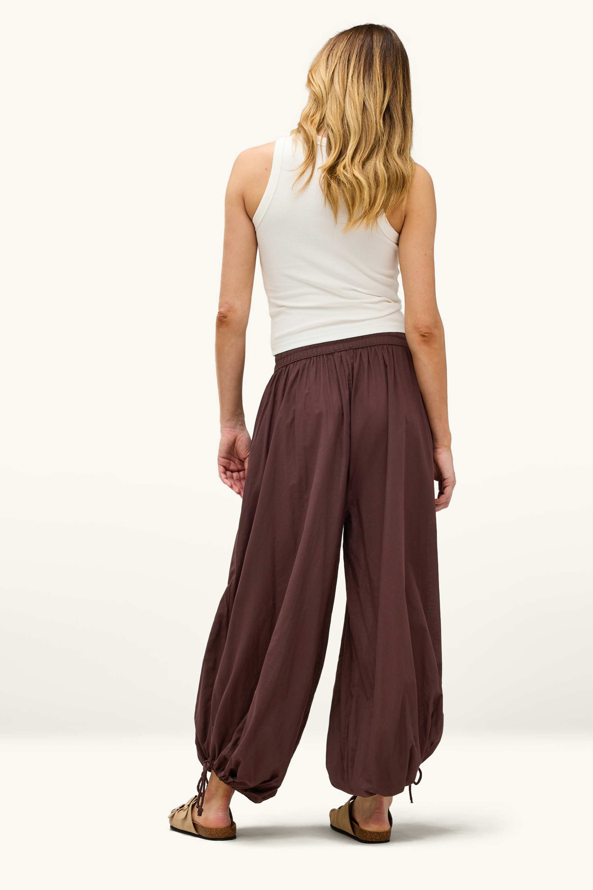 Harem trousers - mid-rise waist - balloon leg brown
