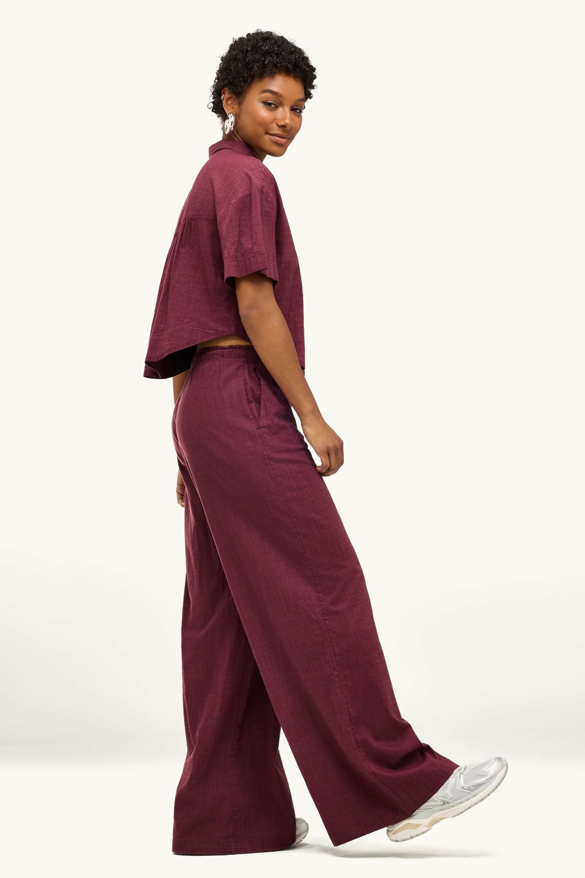 Cloth trousers - mid-rise waist - wide leg bordeaux