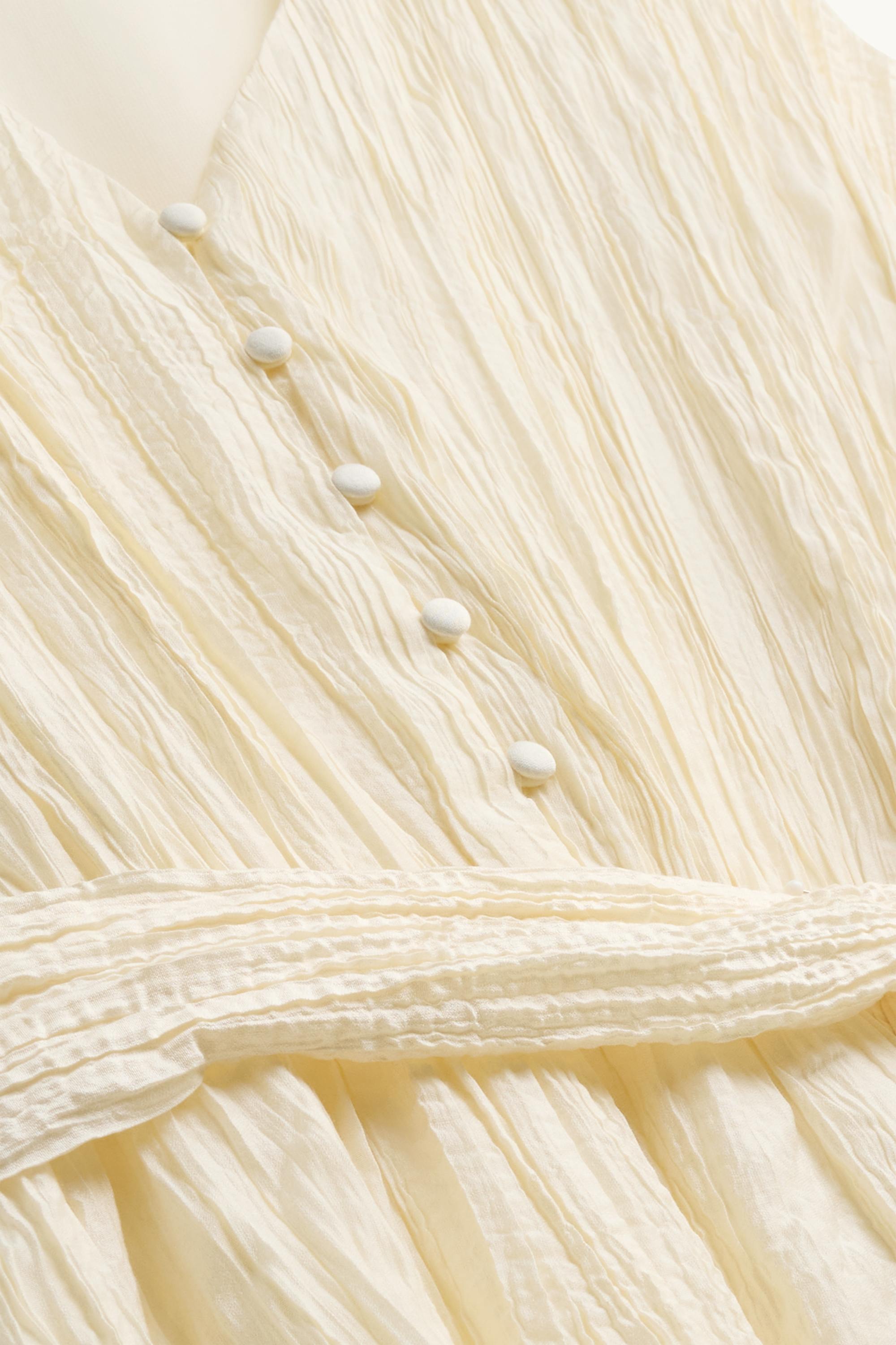 V-neck dress creme