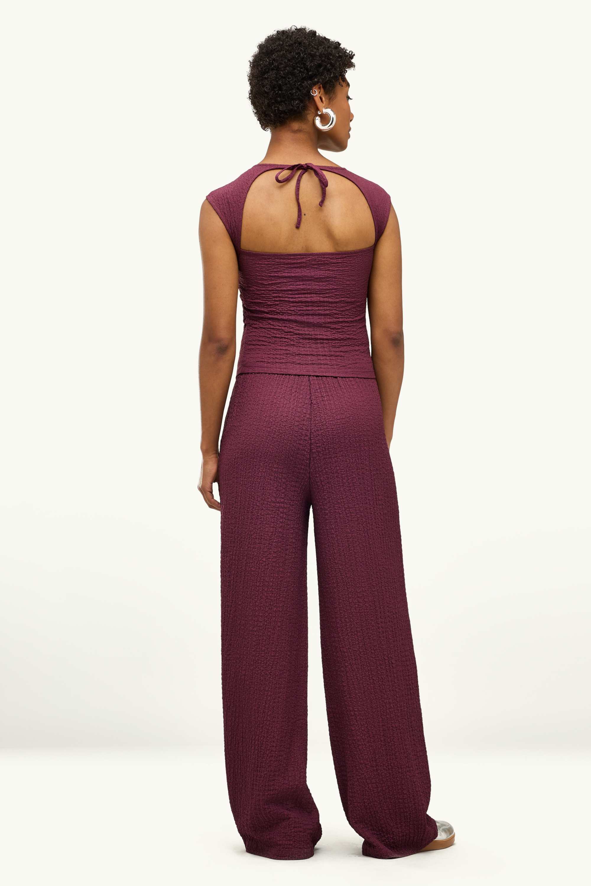 Cloth trousers - mid-rise waist - loose fit - textured dark red