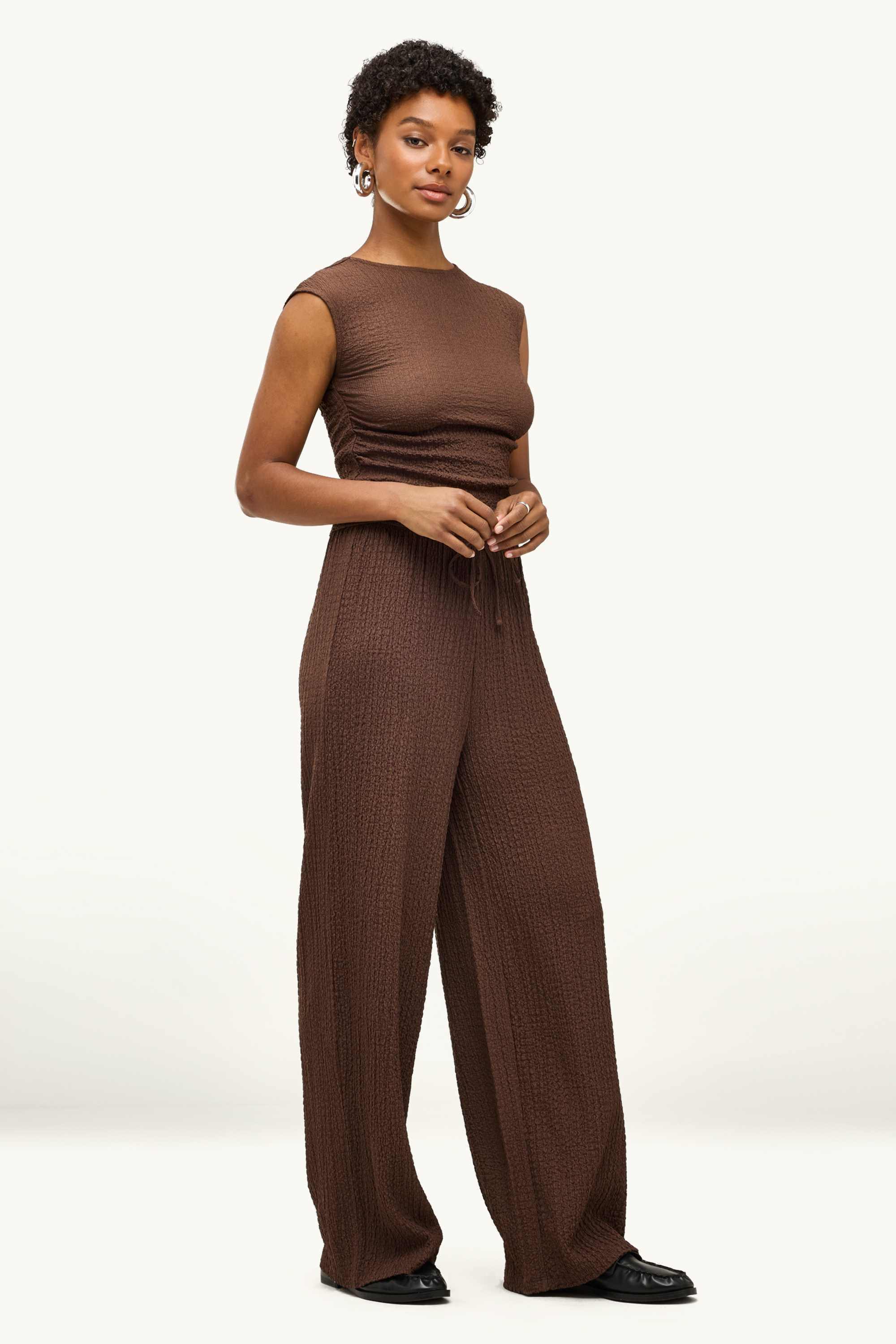 Cloth trousers - mid-rise waist - loose fit - textured dark brown