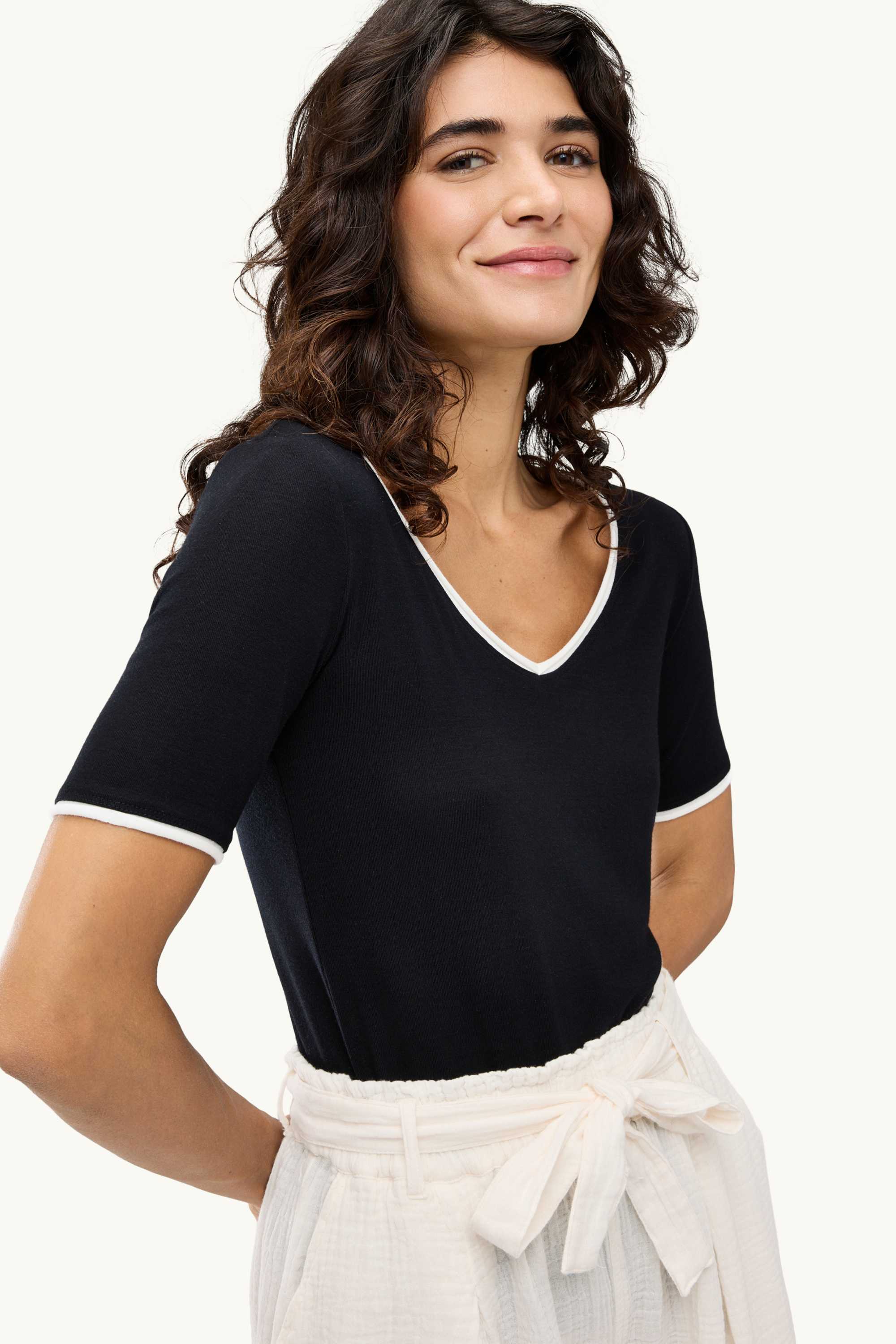 V-neck T-shirt - regular fit - 2-in-1 look black