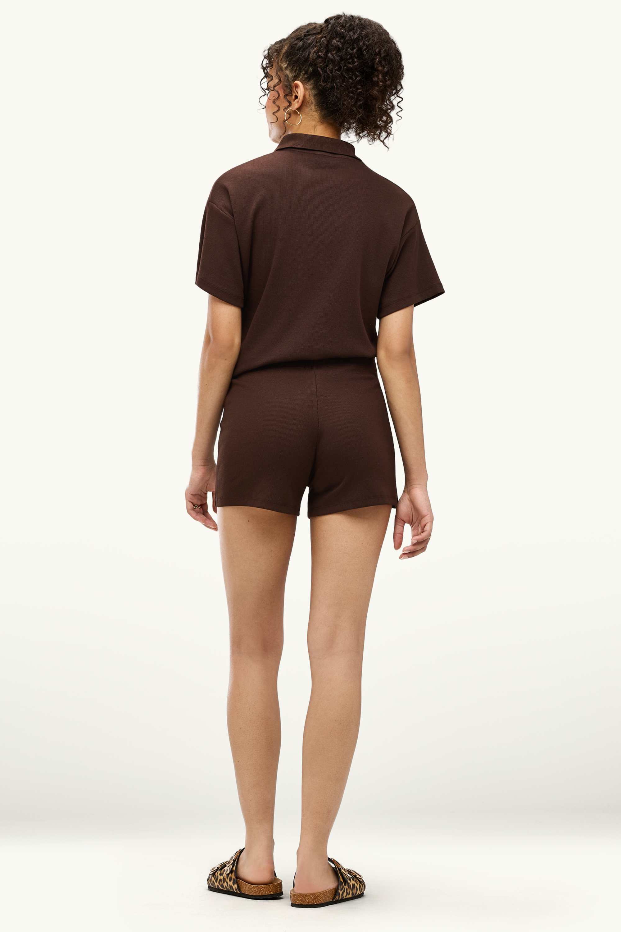Shorts - mid-rise waist - ribbed dark brown