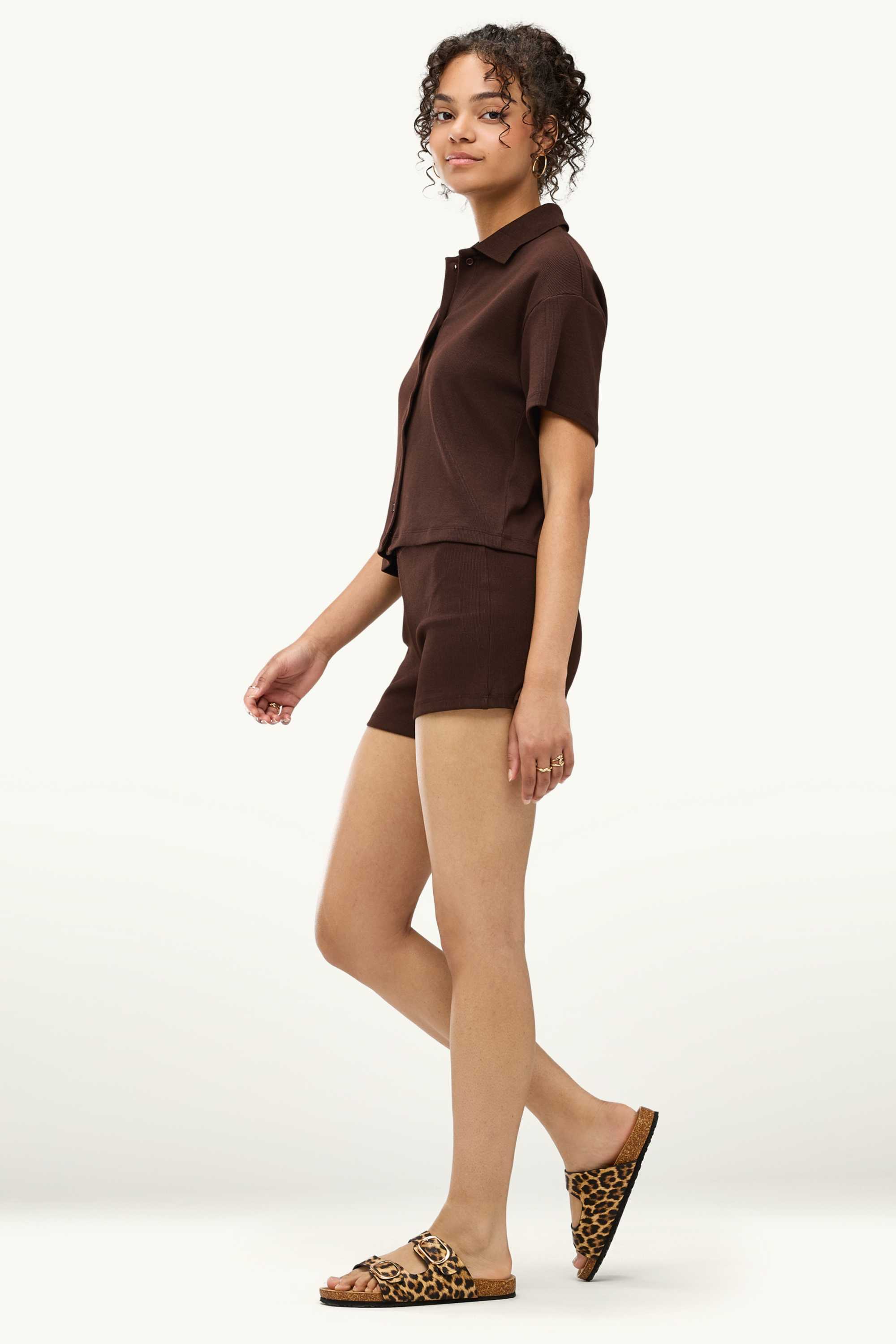Shorts - mid-rise waist - ribbed dark brown