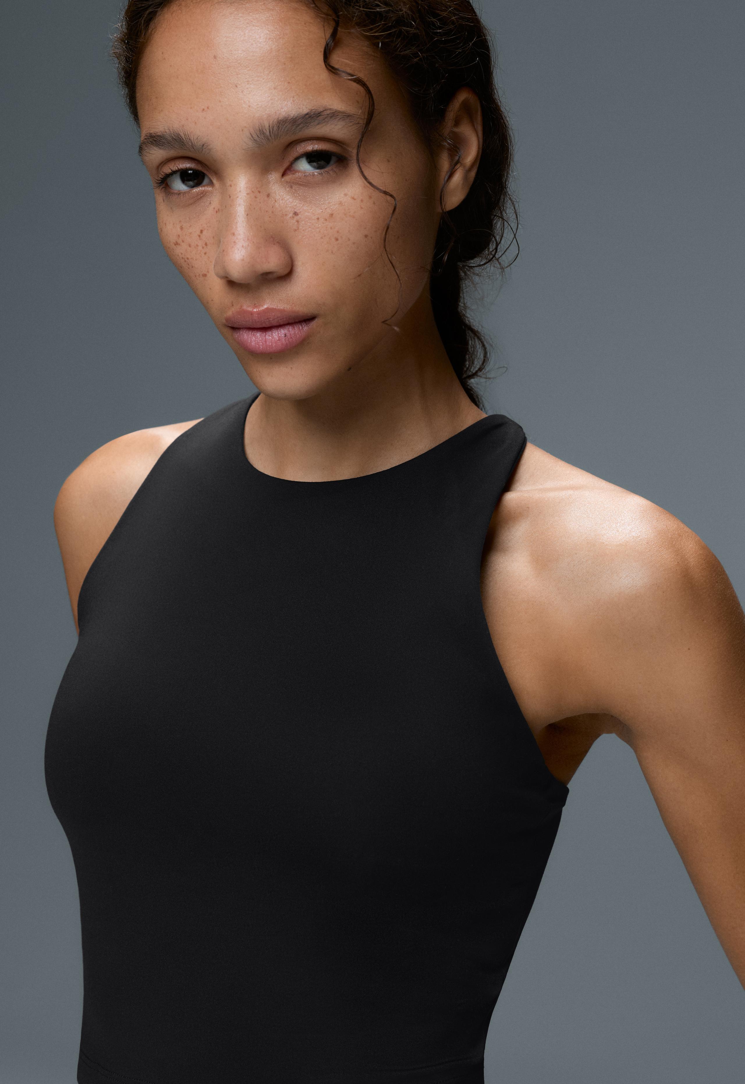 Comfortlux strappy tank top with cups - BLACK