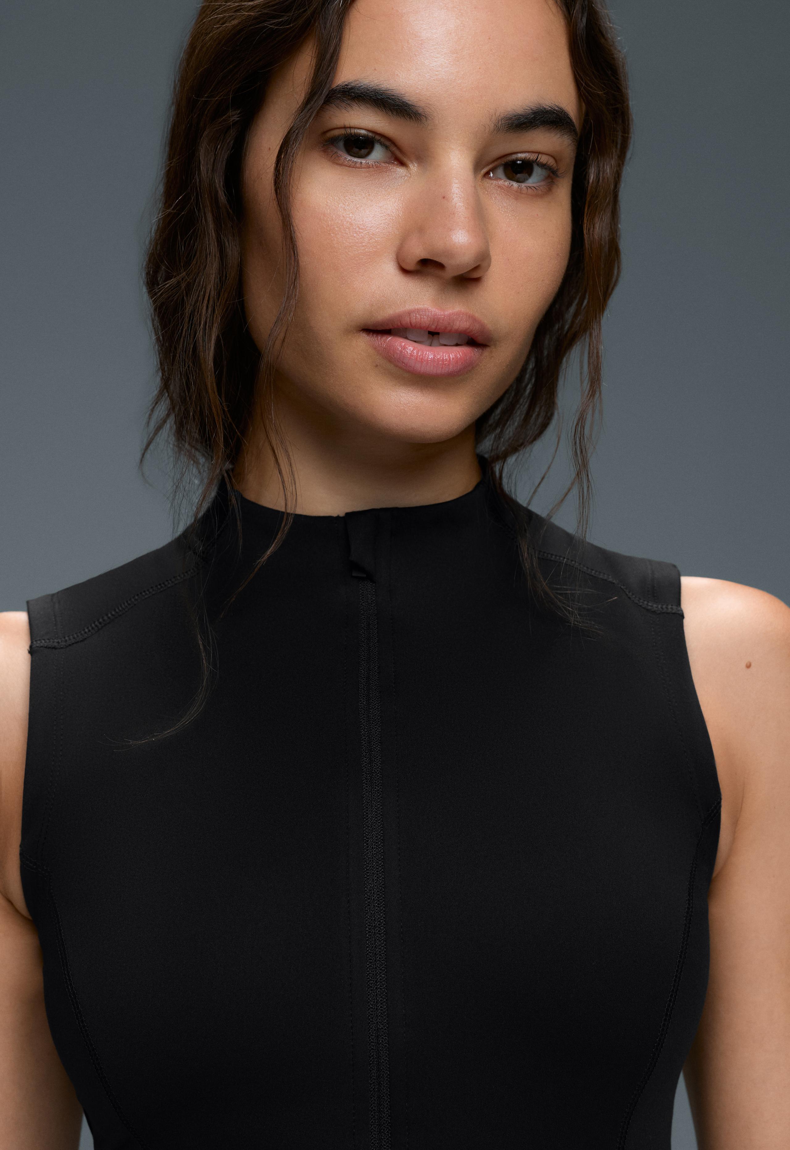 Sleeveless zip T-shirt - BLACK