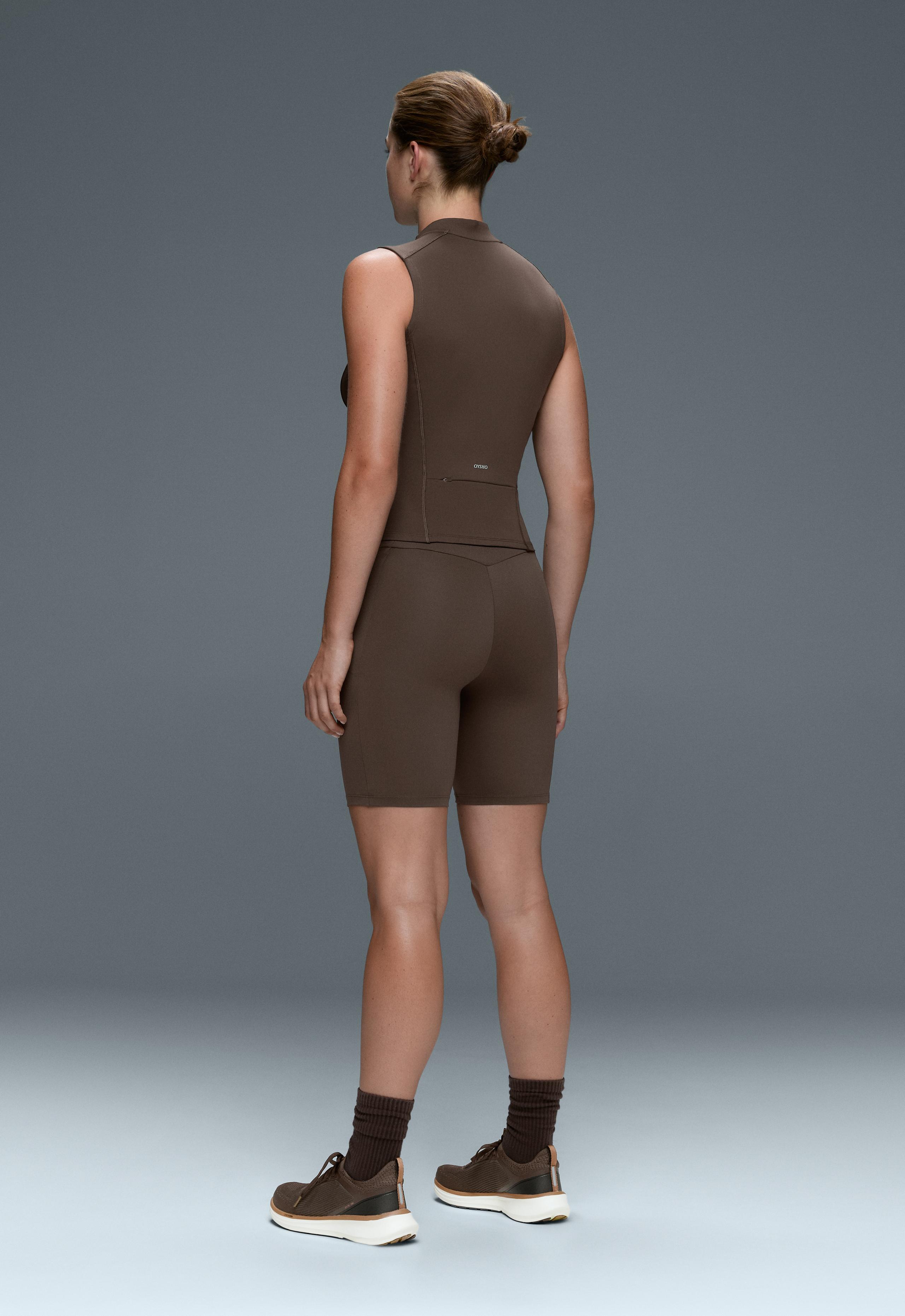 Sleeveless zip T-shirt - BROWN