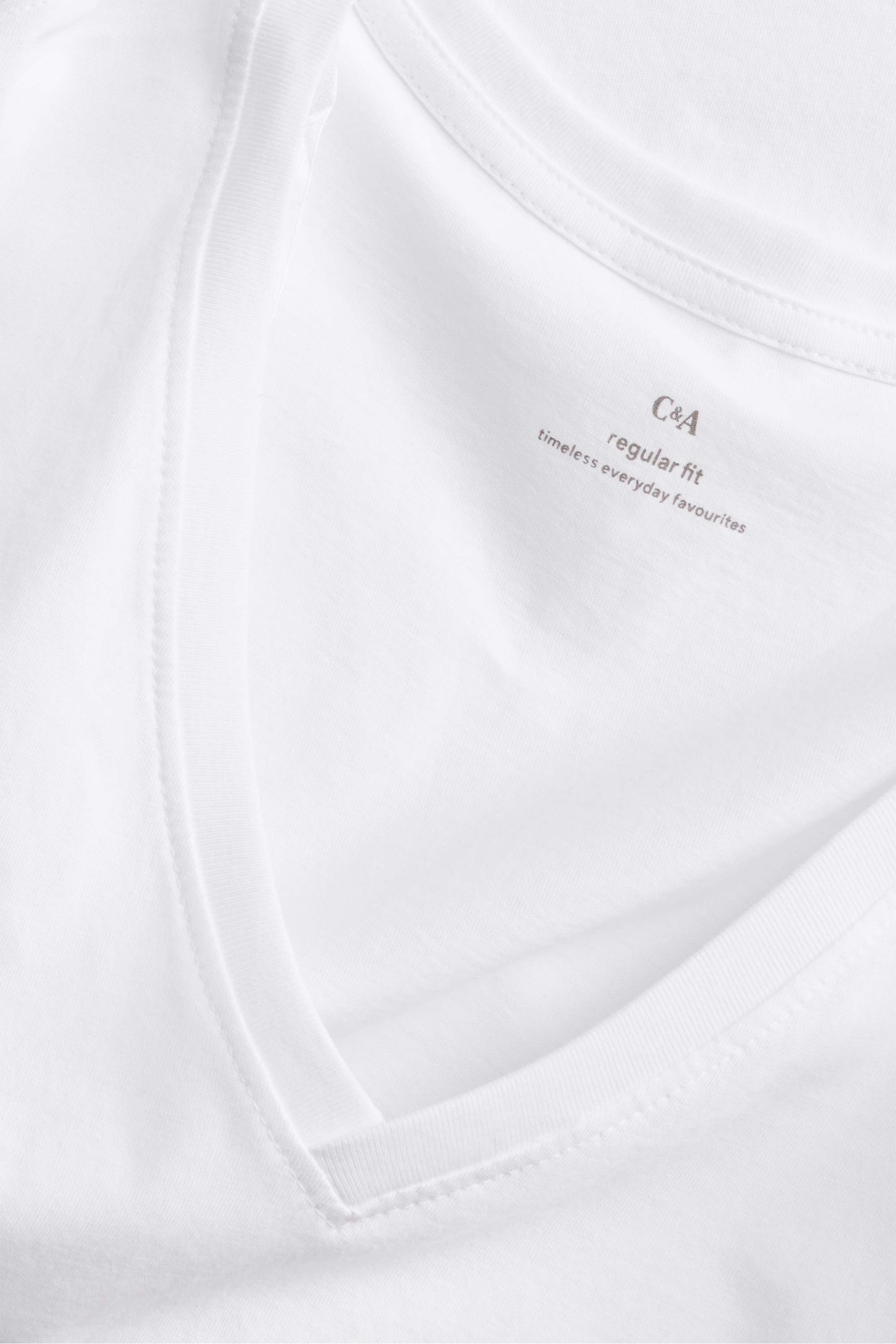 V-neck T-shirt - regular fit white