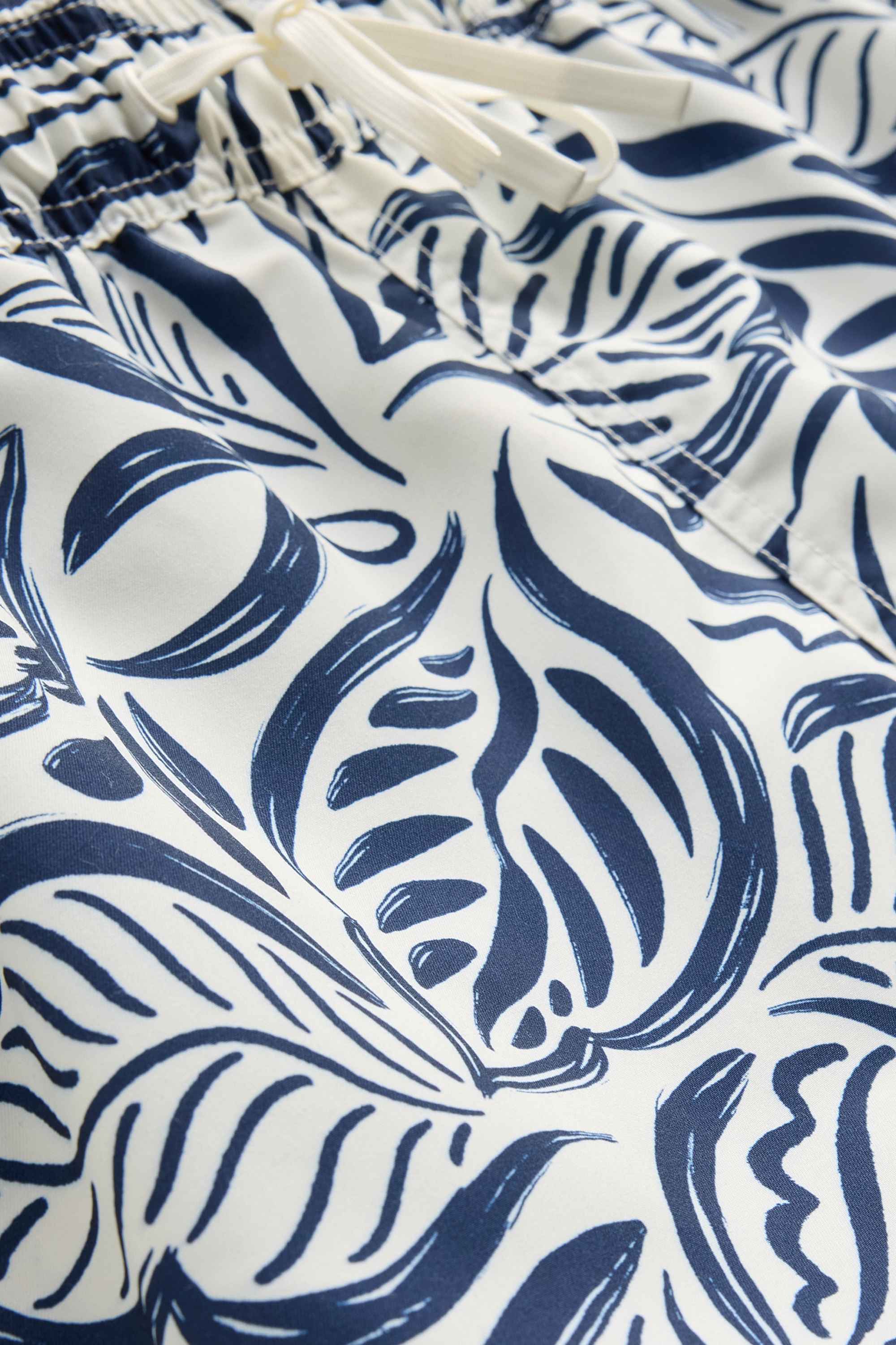 Swim shorts - patterned white / blue