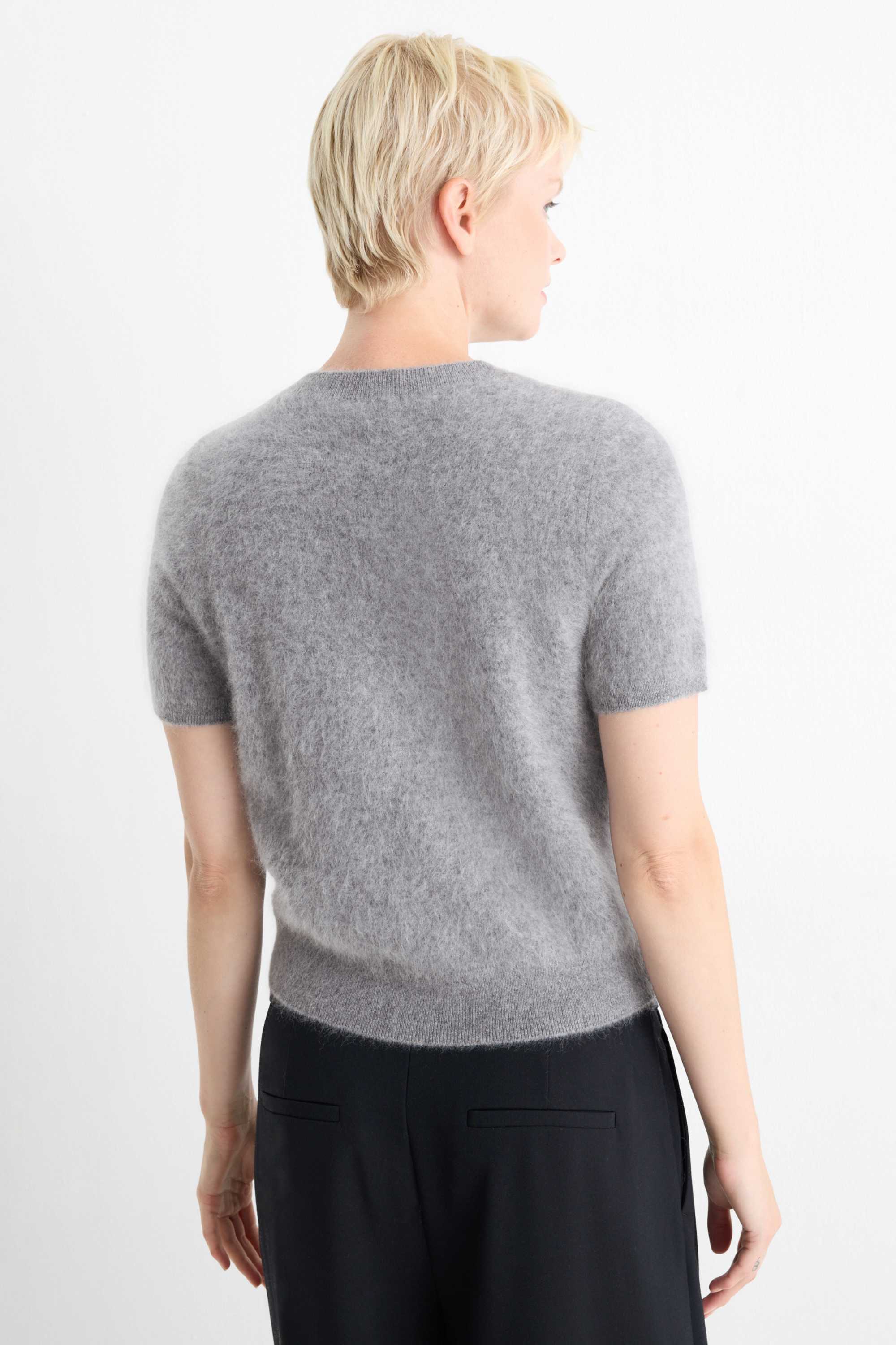 Knitted cashmere jumper - short sleeve gray