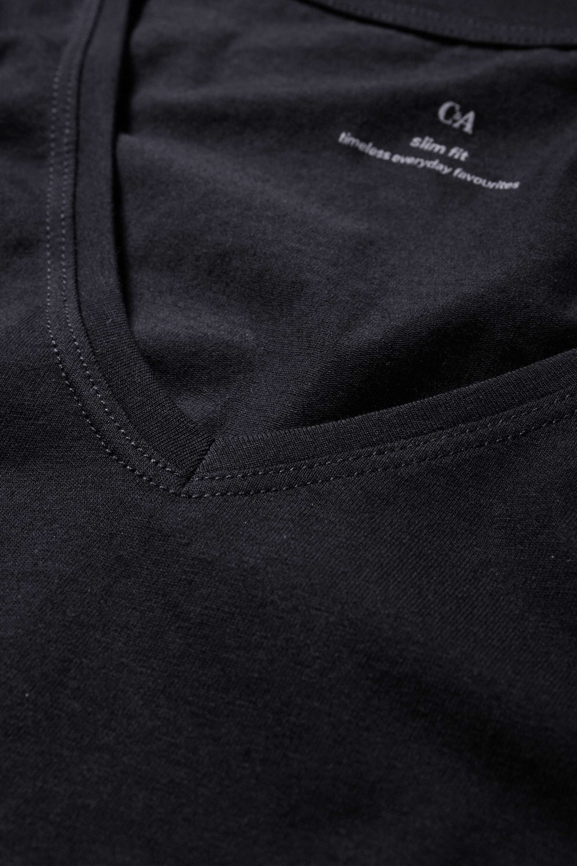 V-neck T-shirt - slim fit black