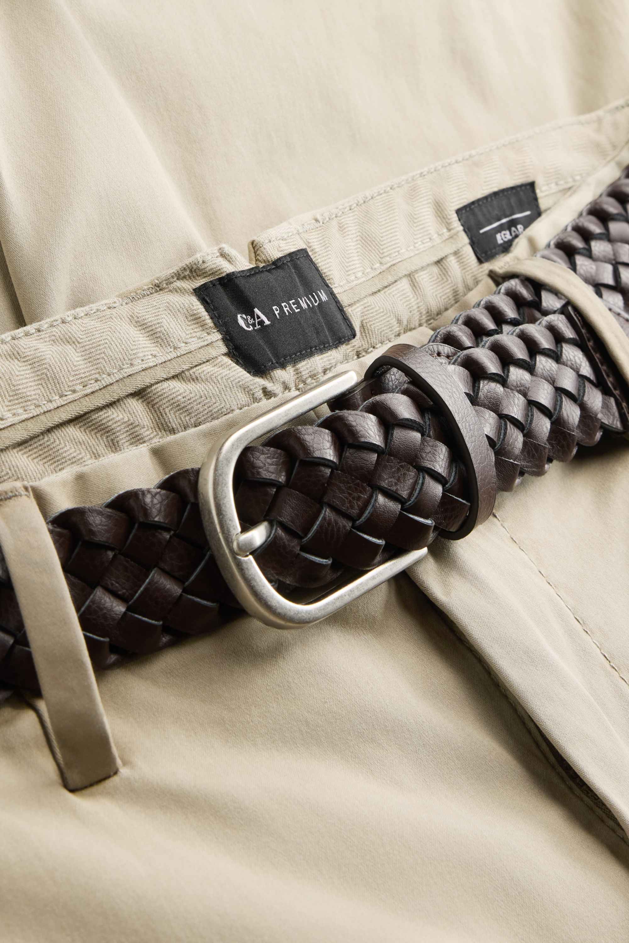 Shorts with belt beige
