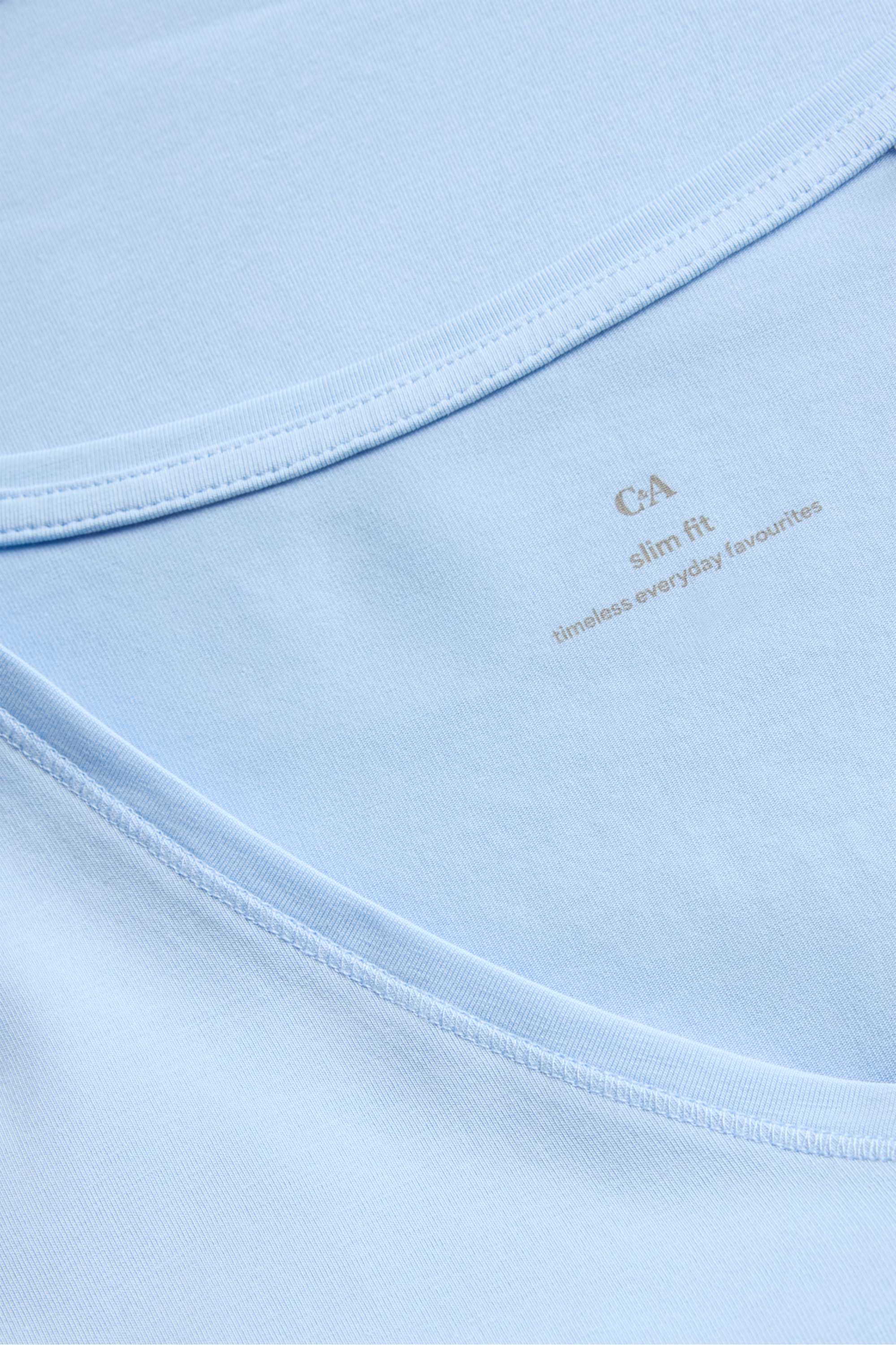 V-neck T-shirt - slim fit light blue