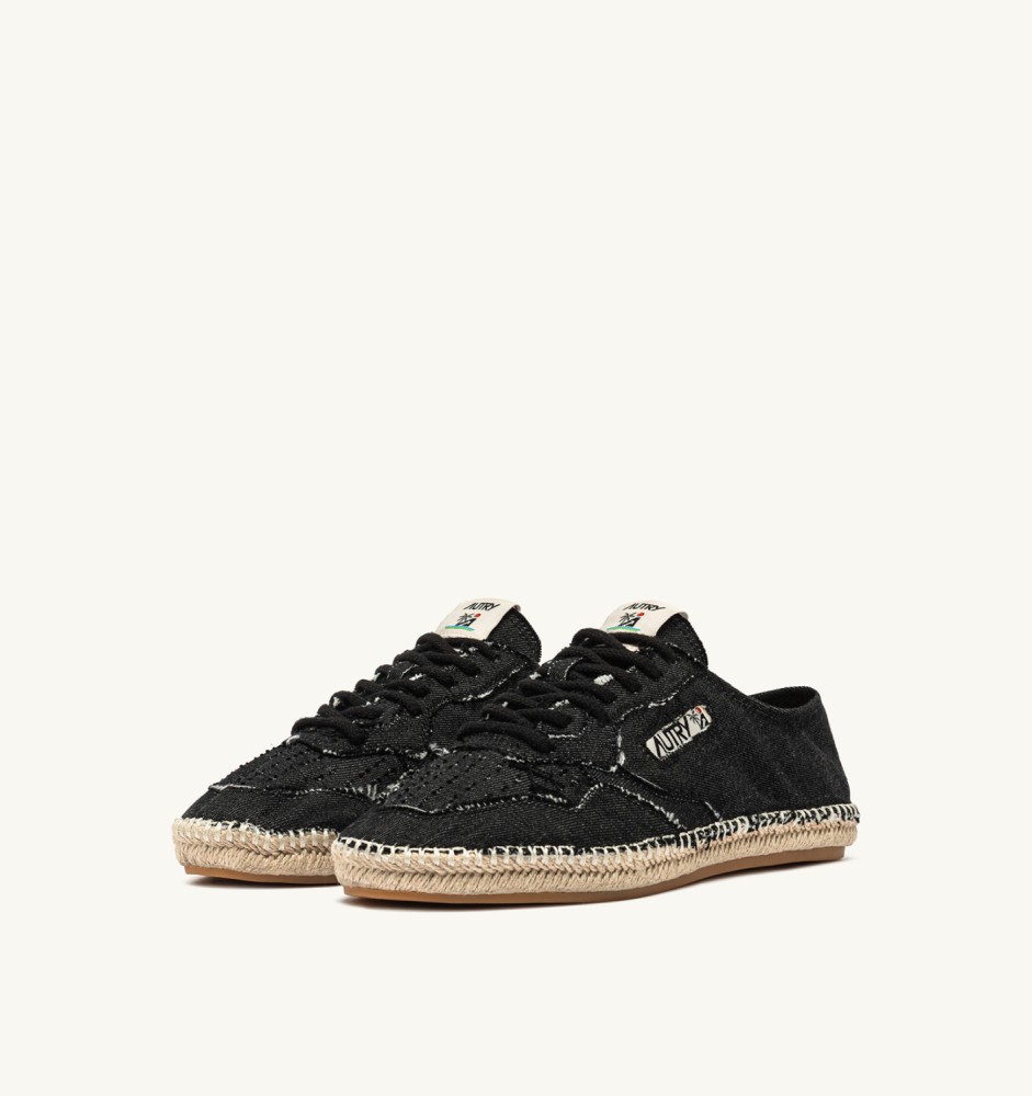 SANDY IN BLACK CANVAS