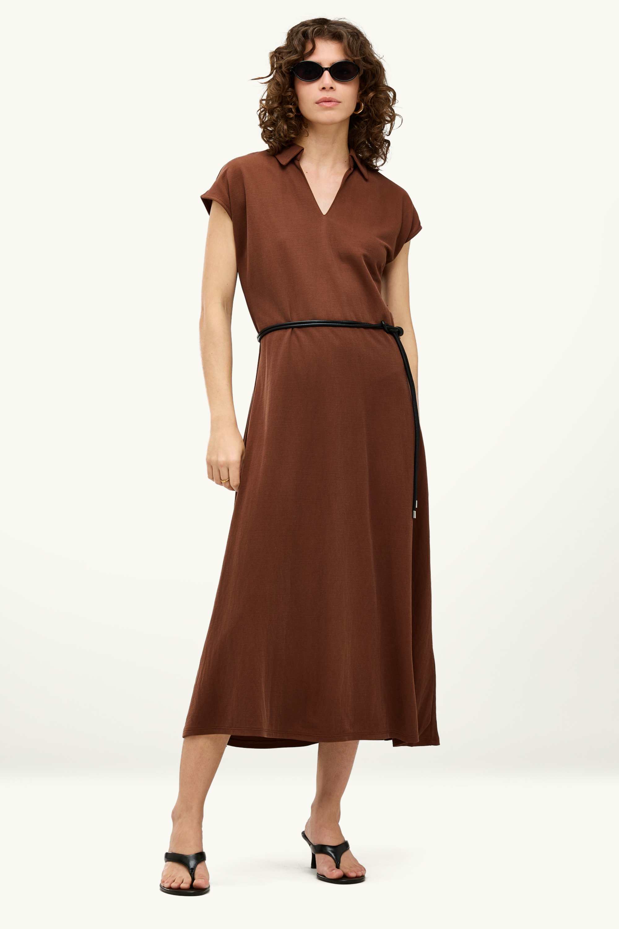 Fit & flare dress with belt and V-neck brown