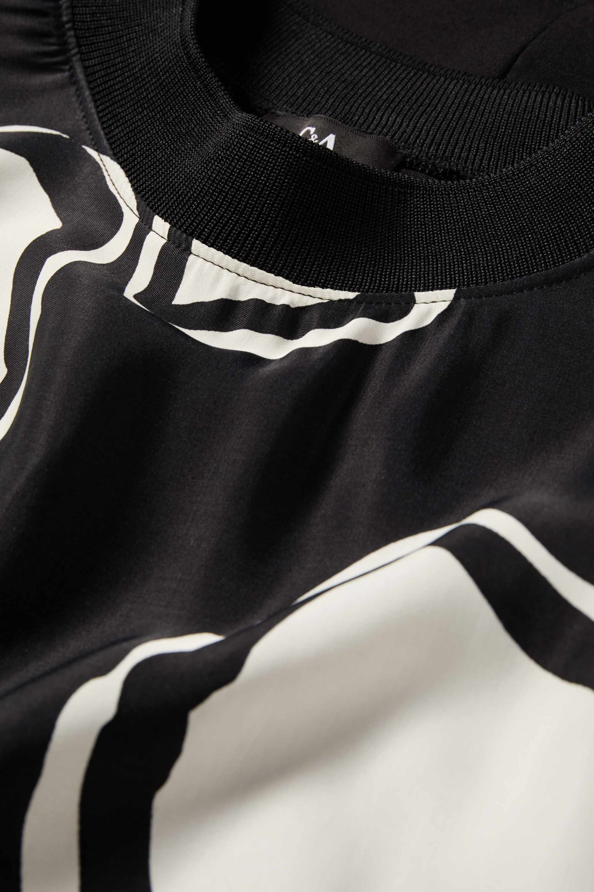 T-shirt - relaxed fit - floral black / beige (1)
